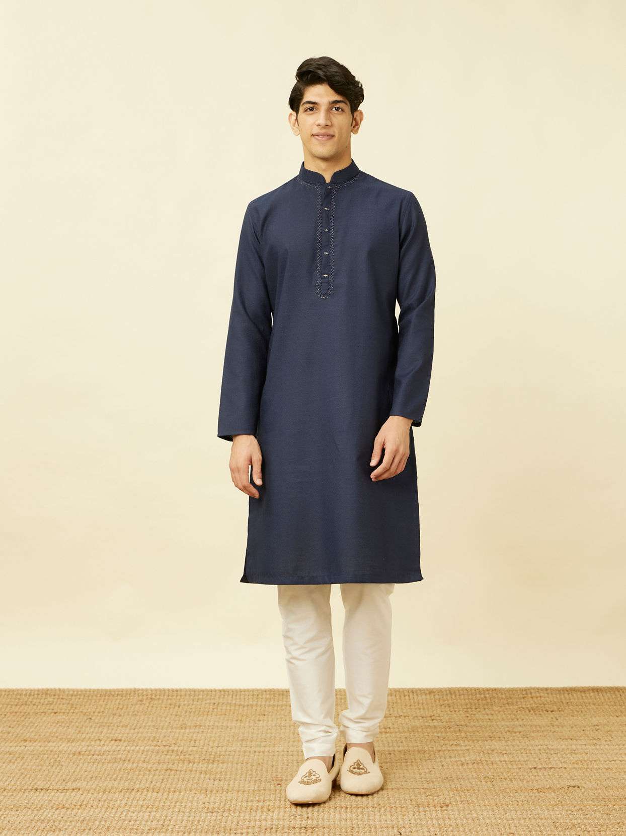 alt message - Manyavar Men Navy Blue Ogee Patterned Kurta Set image number 2