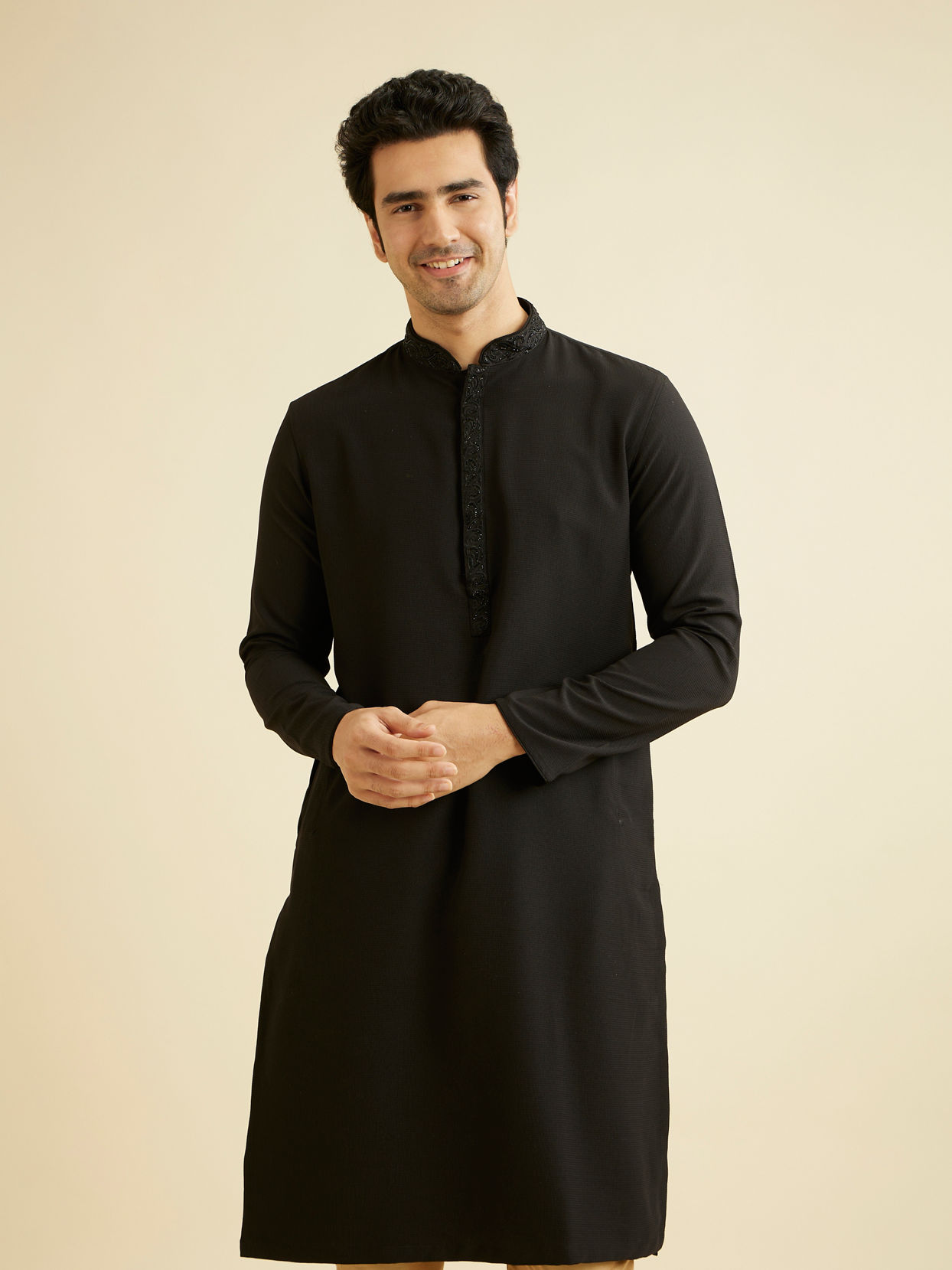 alt message - Manyavar Men Black Solid Minimalist Kurta Pajama image number 0