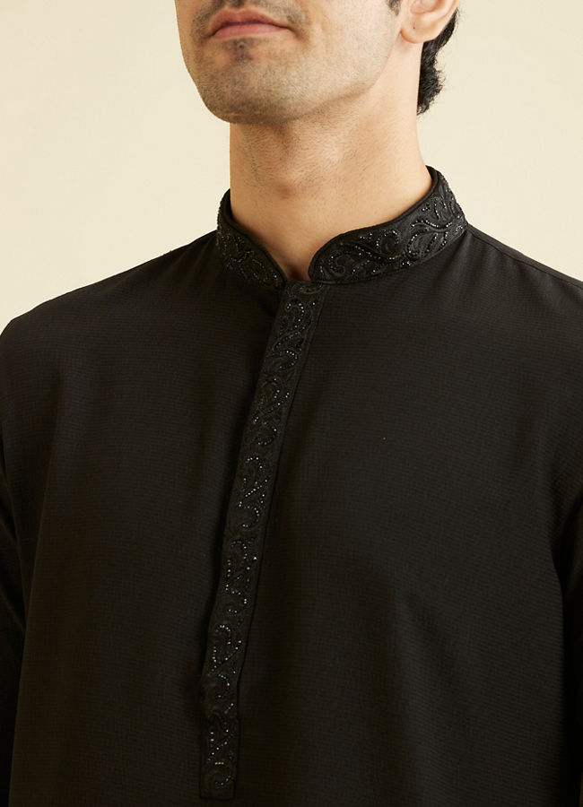 alt message - Manyavar Men Black Solid Minimalist Kurta Pajama image number 1