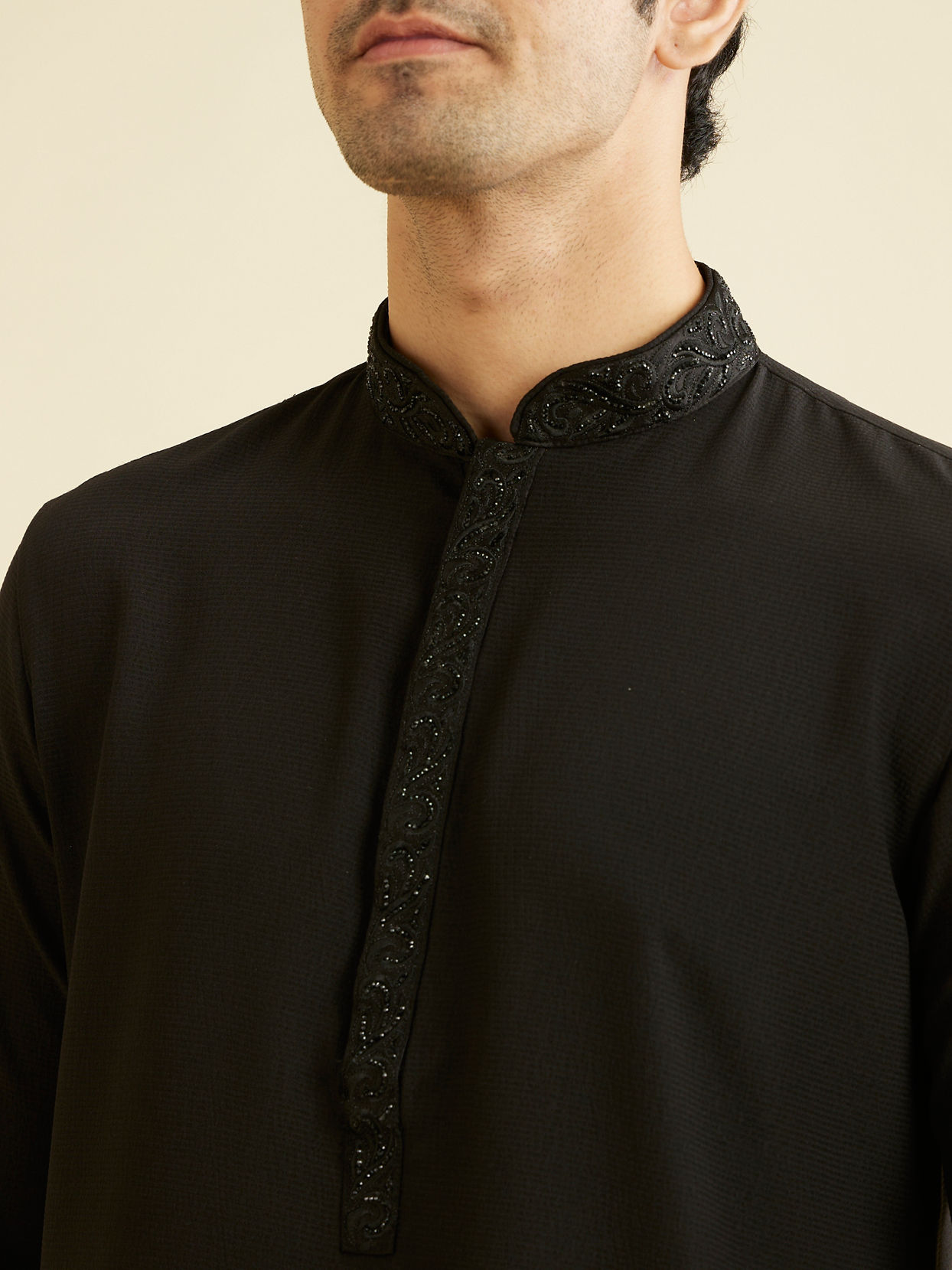 alt message - Manyavar Men Black Solid Minimalist Kurta Pajama image number 1