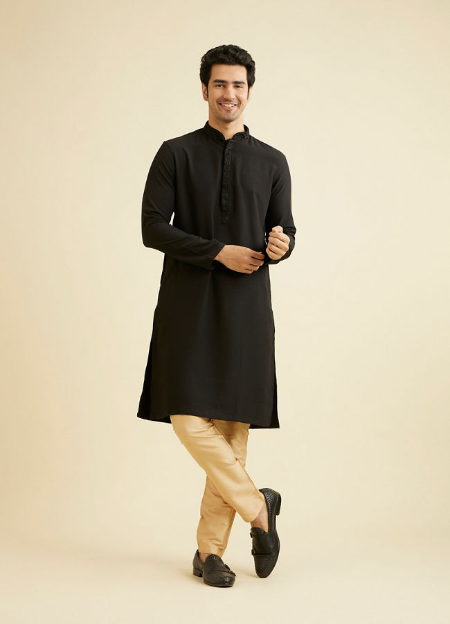 alt message - Manyavar Men Black Solid Minimalist Kurta Pajama image number 2