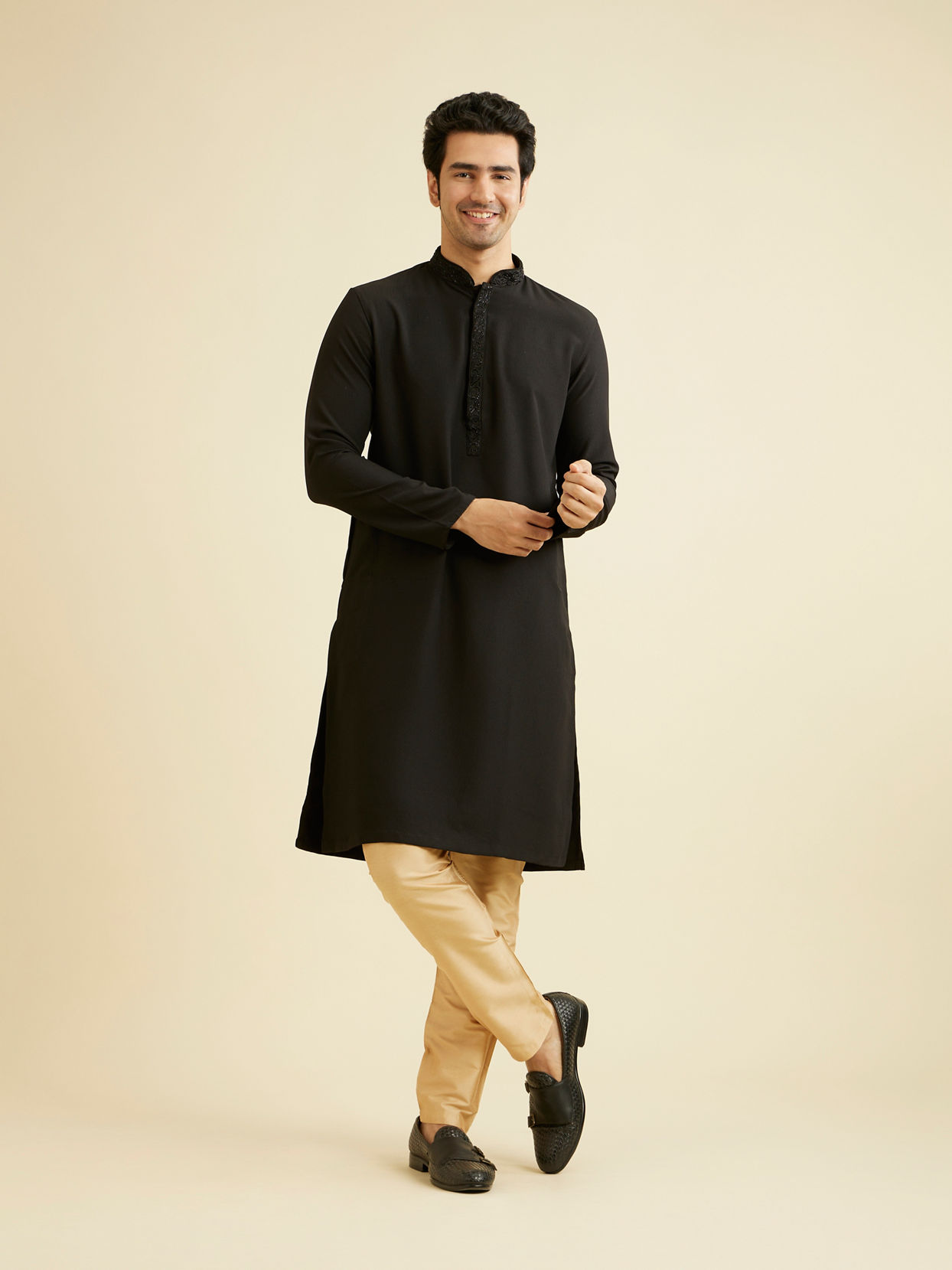 alt message - Manyavar Men Black Solid Minimalist Kurta Pajama image number 2