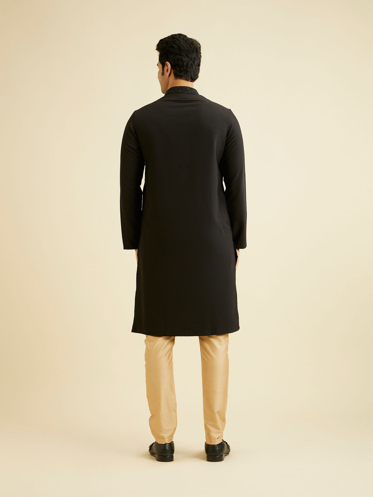 alt message - Manyavar Men Black Solid Minimalist Kurta Pajama image number 5