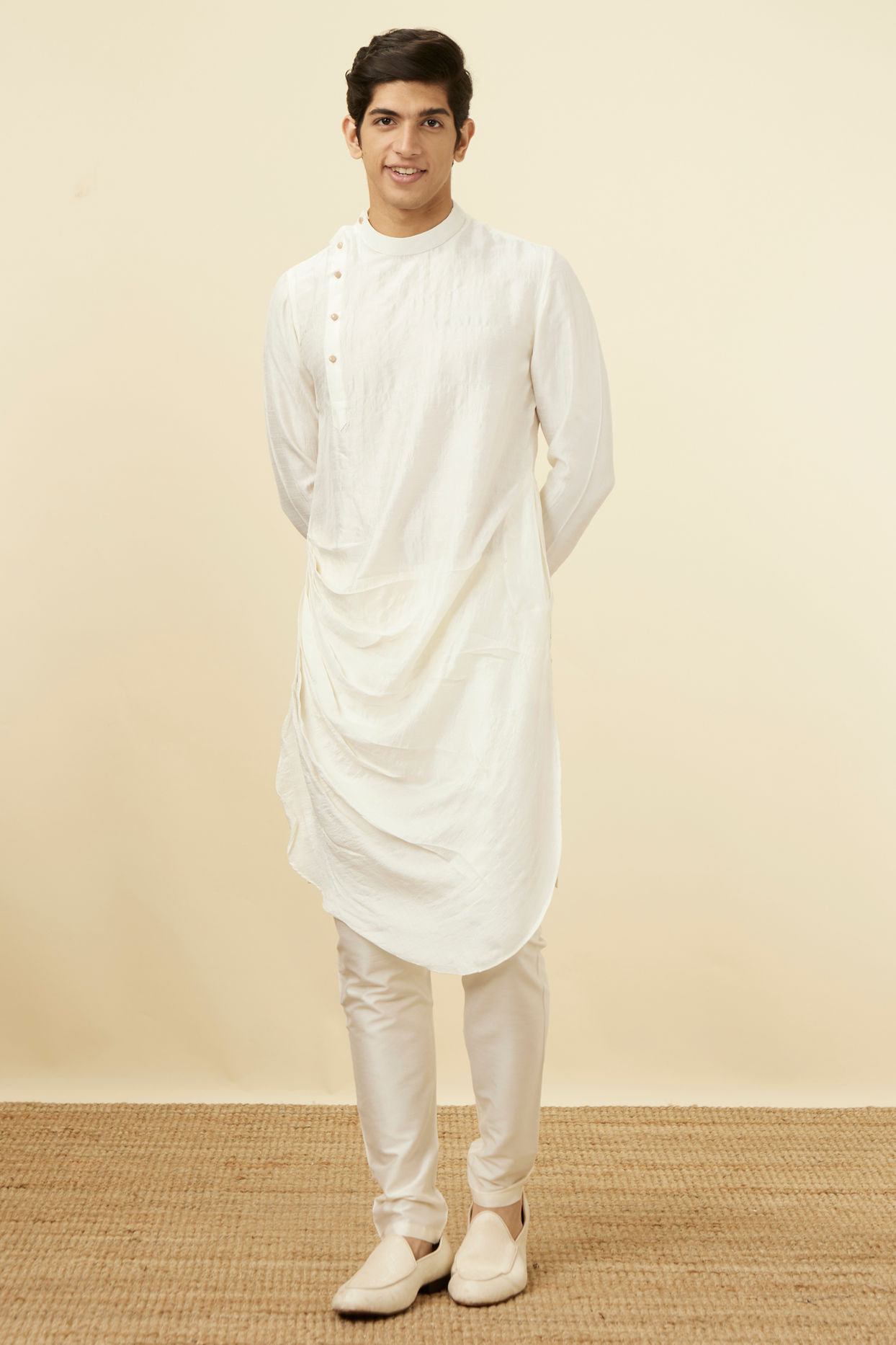 alt message - Manyavar Men Warm White Side Open Kurta Set image number 2