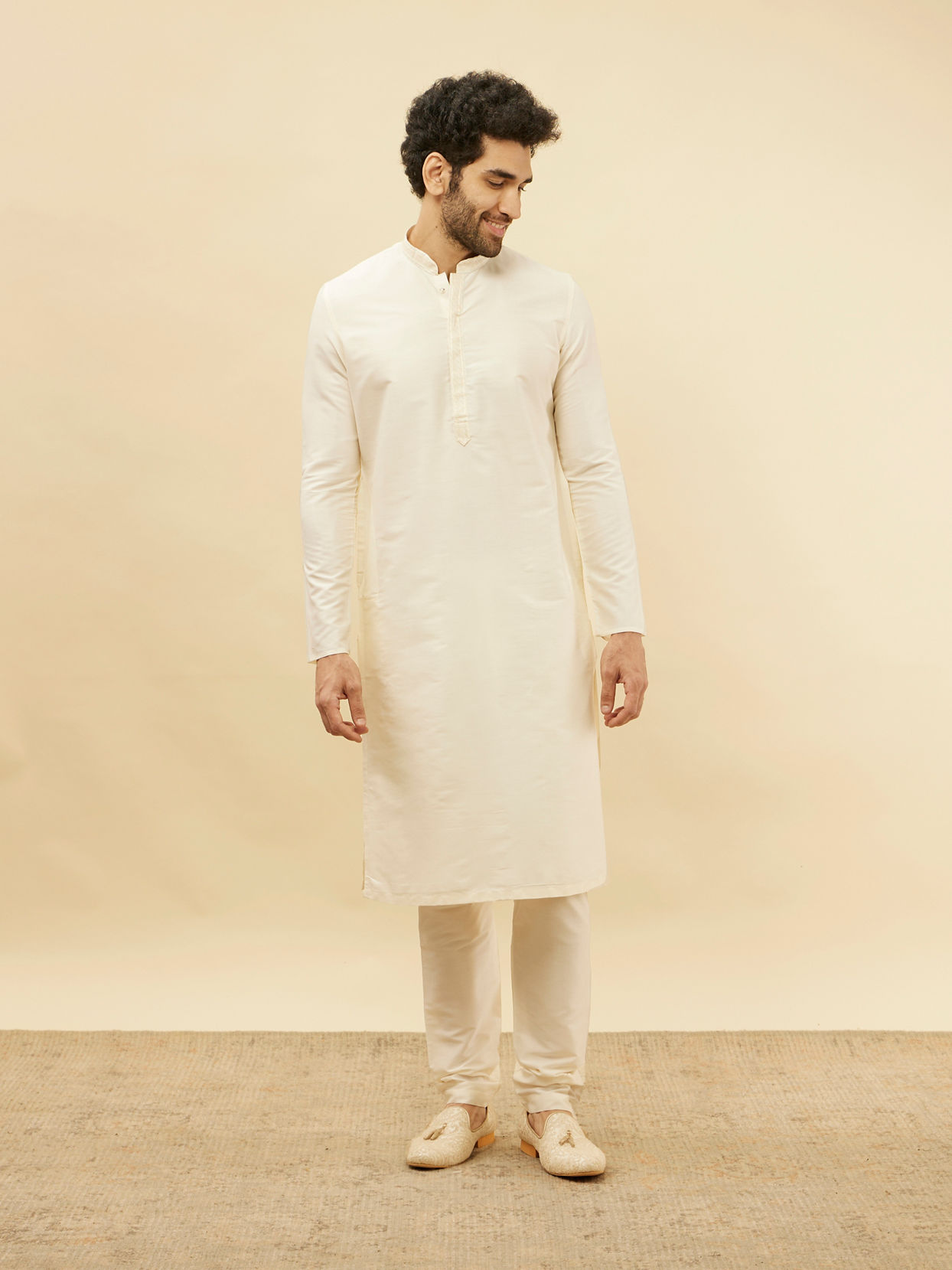 alt message - Manyavar Men Off White Plain Kurta Pajama image number 2