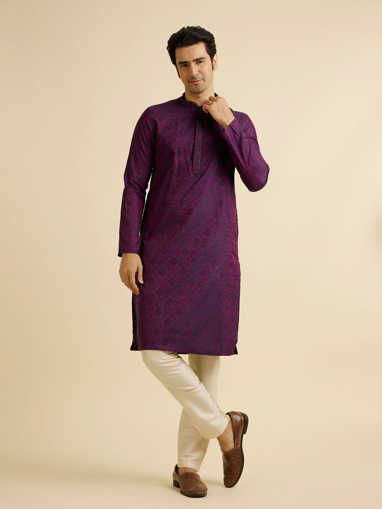 alt message - Manyavar Men Purple Floral Jaal Patterned Kurta Set image number 2