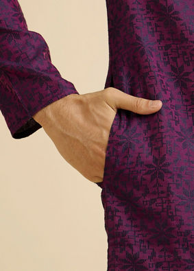 alt message - Manyavar Men Purple Floral Jaal Patterned Kurta Set image number 3