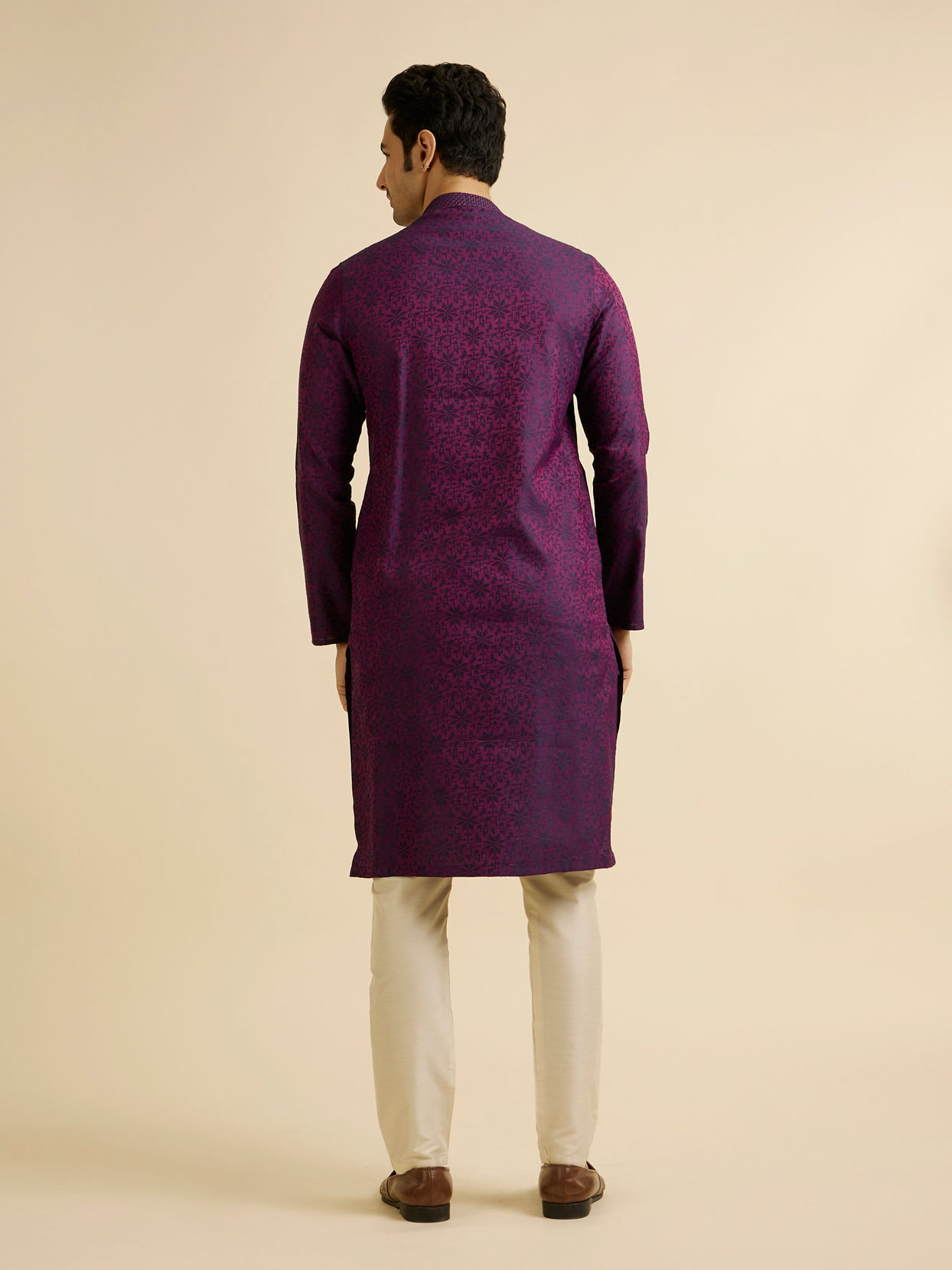 alt message - Manyavar Men Purple Floral Jaal Patterned Kurta Set image number 5