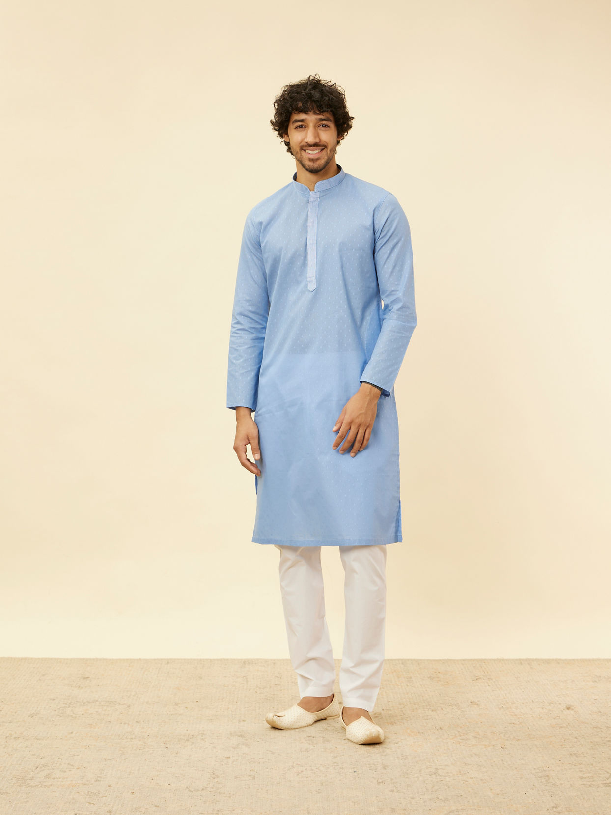 alt message - Manyavar Men Blissful Blue Buta Patterned Kurta Set image number 2