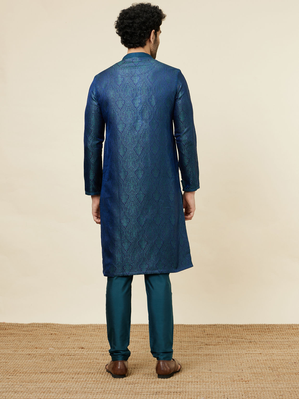 alt message - Manyavar Men Cobalt Blue Medallion Patterned Kurta Set image number 5