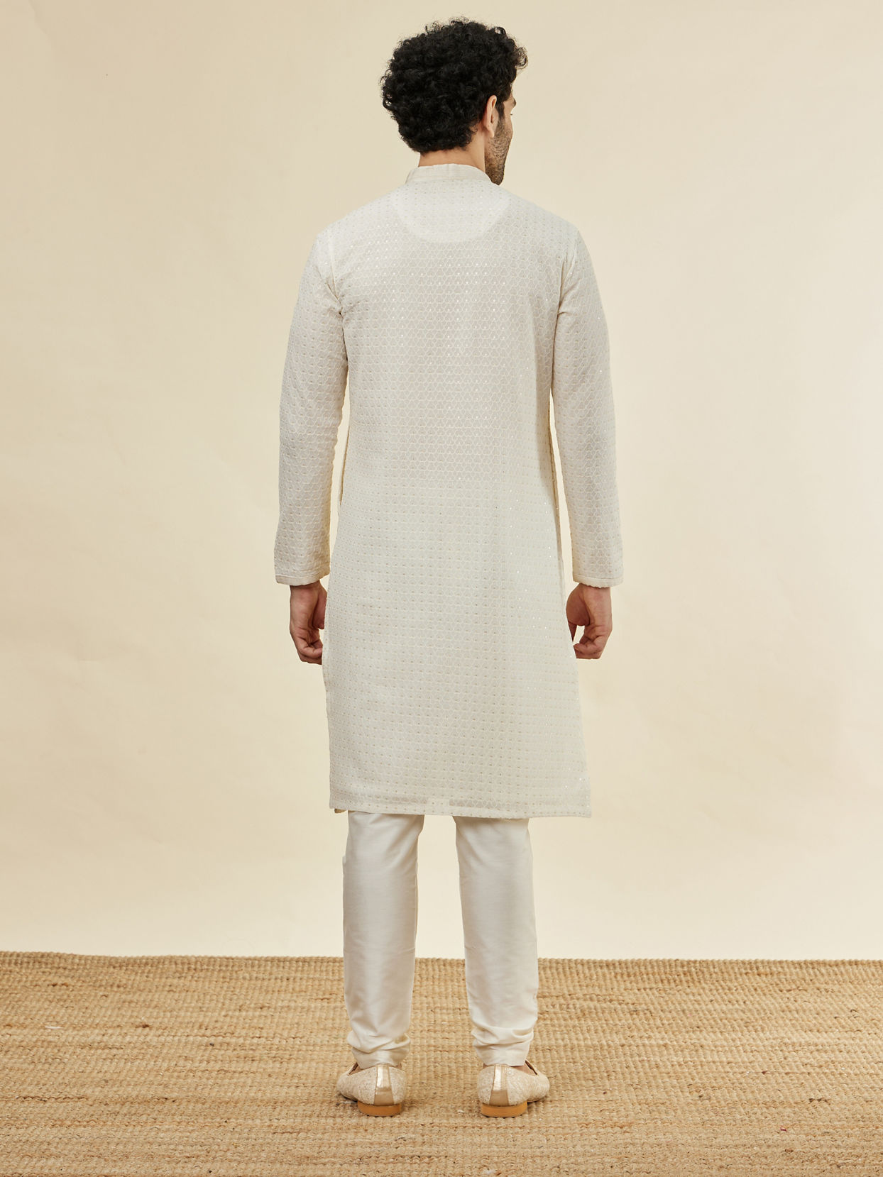 alt message - Manyavar Men Jasmine White Chikankari Embroidered Kurta Set image number 5