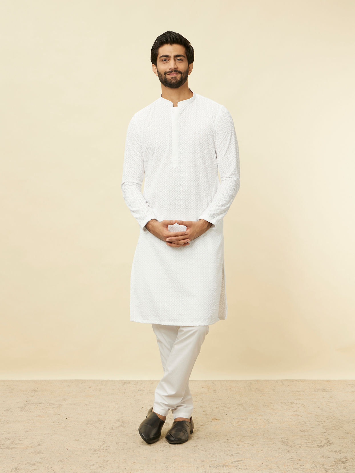 alt message - Manyavar Men Pristine White Chikankari Kurta Set image number 2