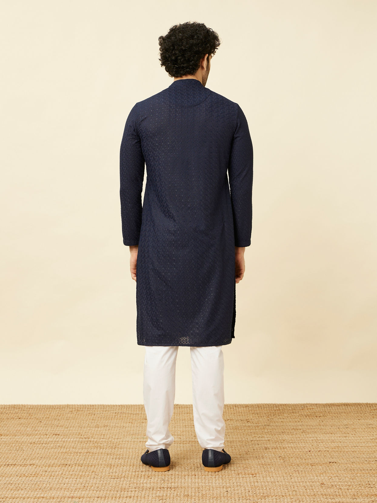 alt message - Manyavar Men Navy Blue Diamond Chikankari Patterned Kurta Set image number 5