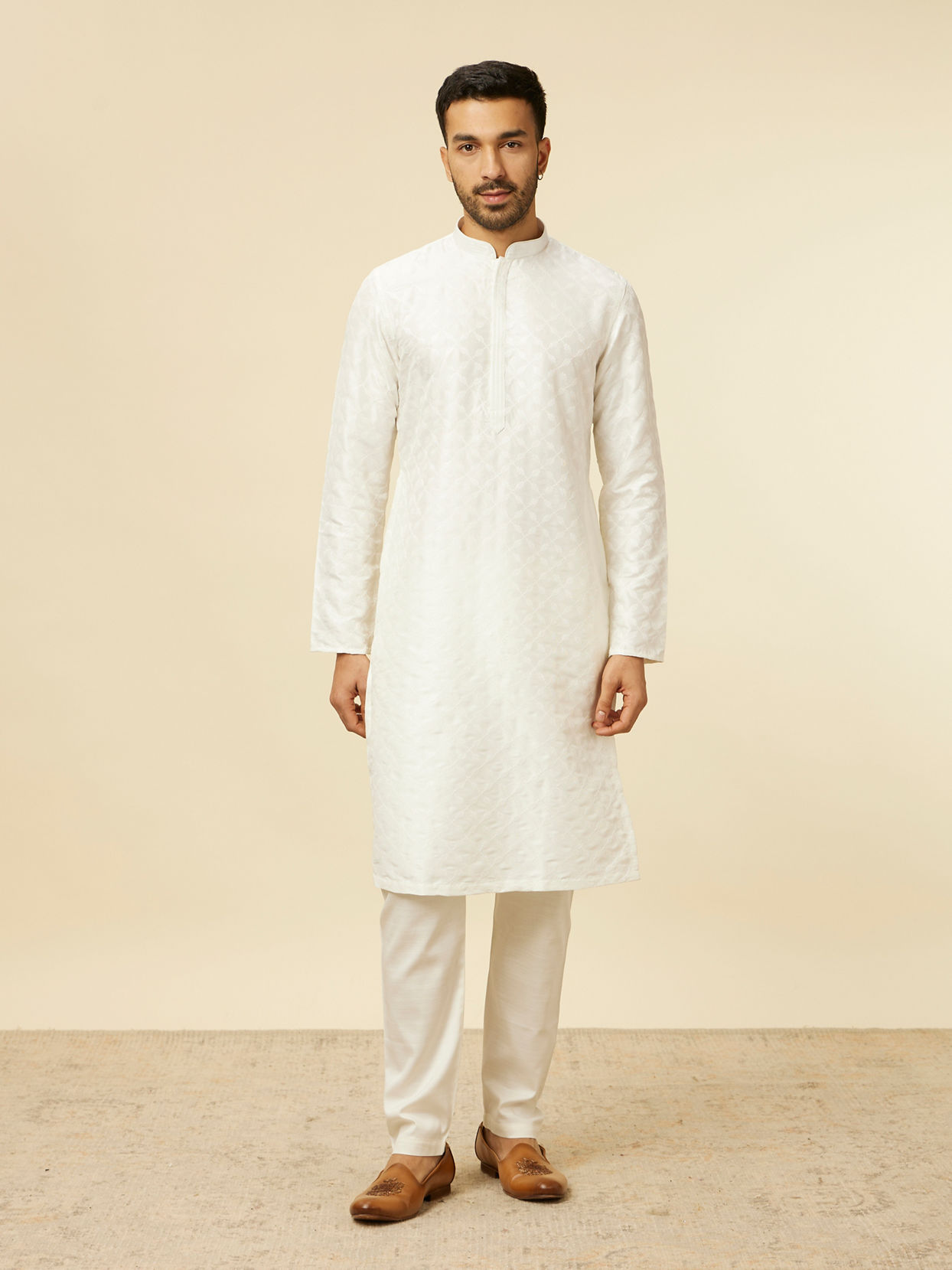 alt message - Manyavar Men White Self Patterned Kurta Set image number 2