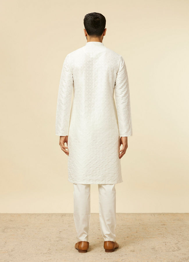 alt message - Manyavar Men White Self Patterned Kurta Set image number 5