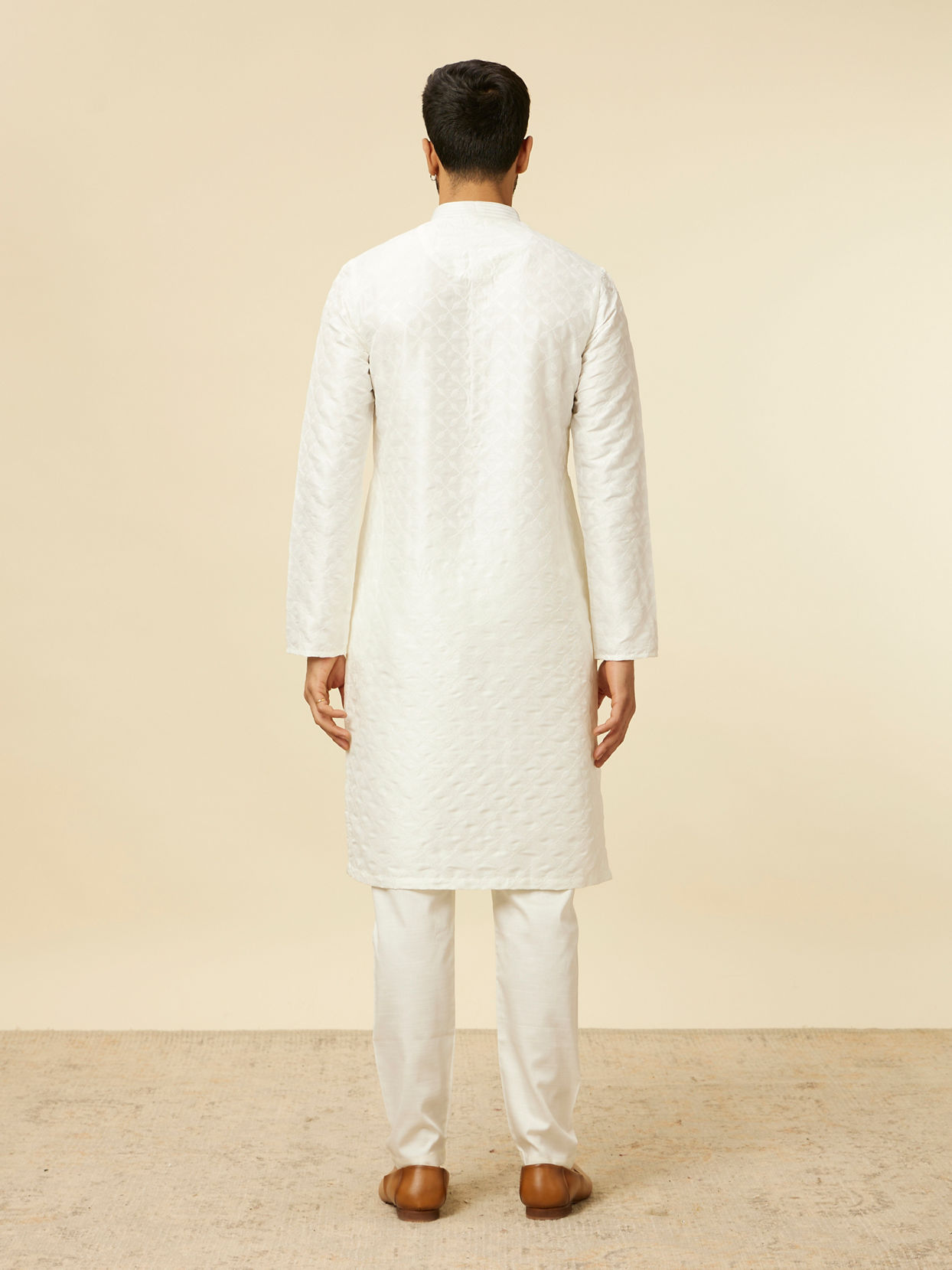 alt message - Manyavar Men White Self Patterned Kurta Set image number 5