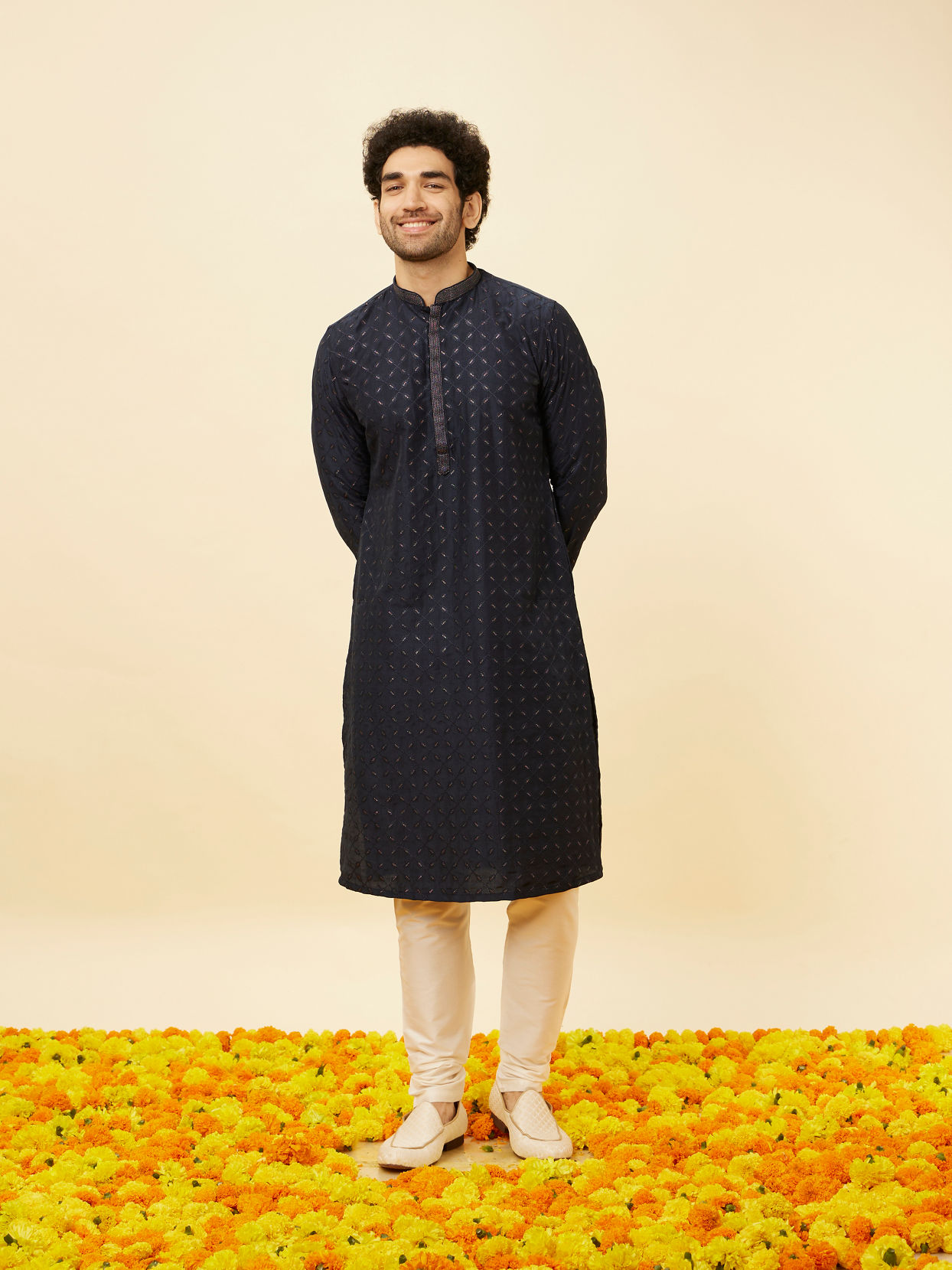 alt message - Manyavar Men Navy Blue Shimmery Lattice Patterned Kurta Set image number 2