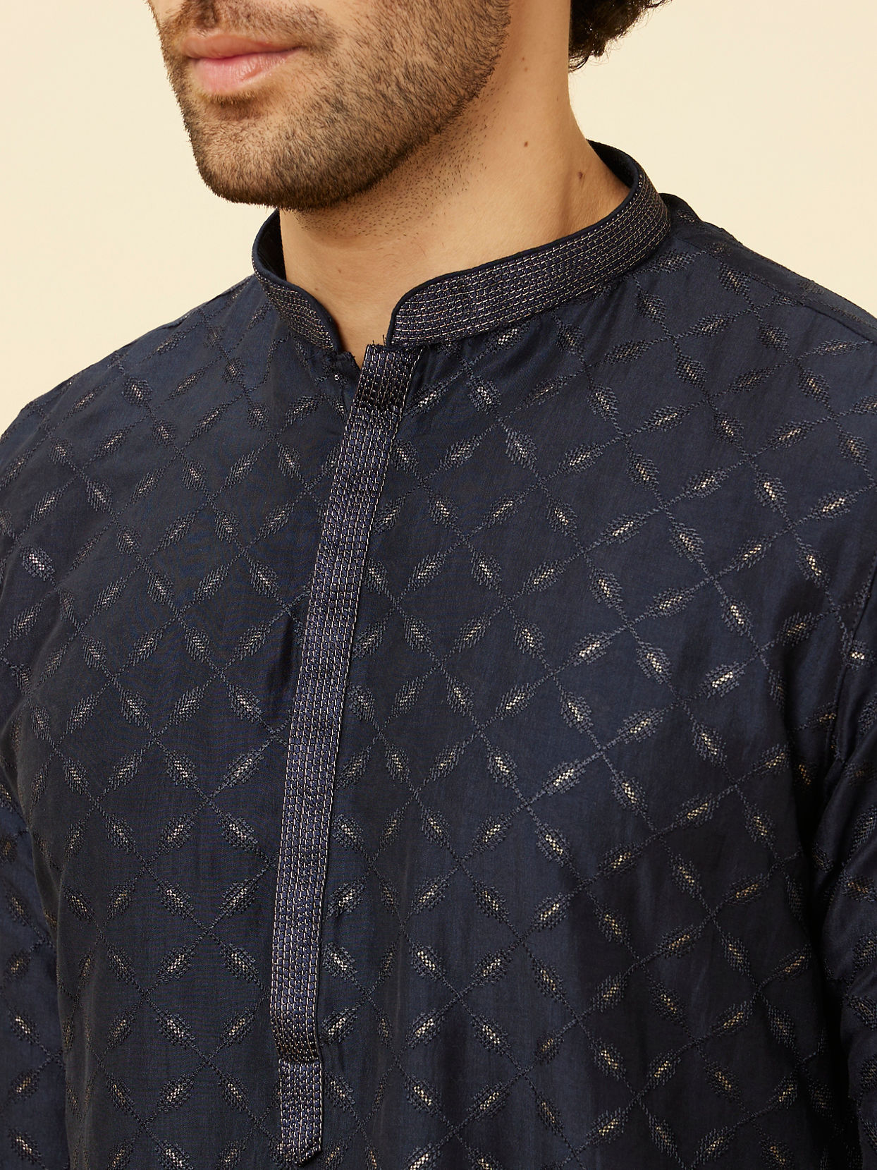 alt message - Manyavar Men Navy Blue Shimmery Lattice Patterned Kurta Set image number 1