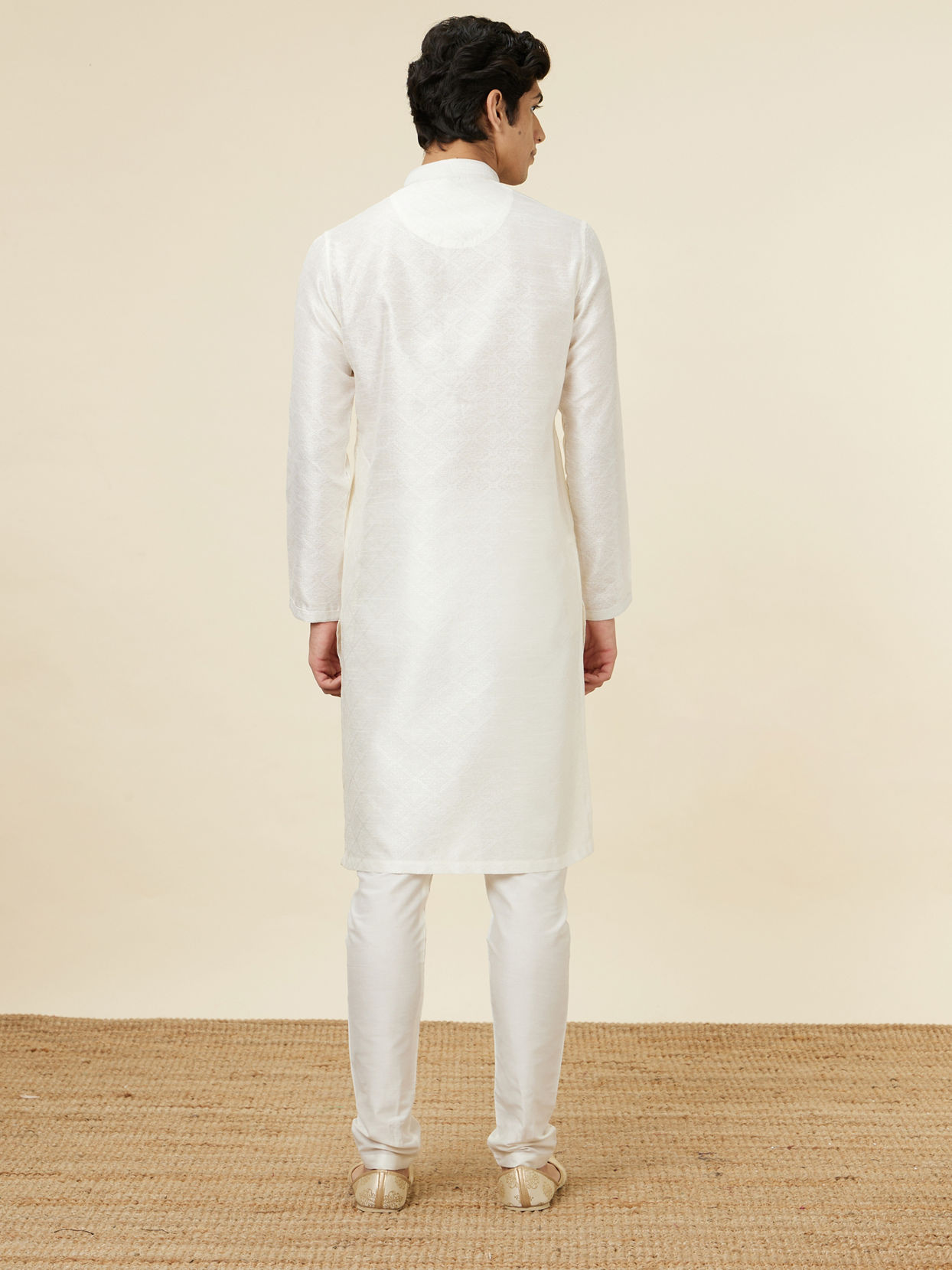 alt message - Manyavar Men Embellished Warm White Kurta Pajama image number 4