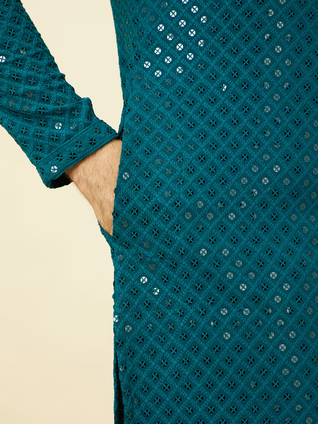 alt message - Manyavar Men Teal Blue Chikankari Patterned Kurta Set image number 3