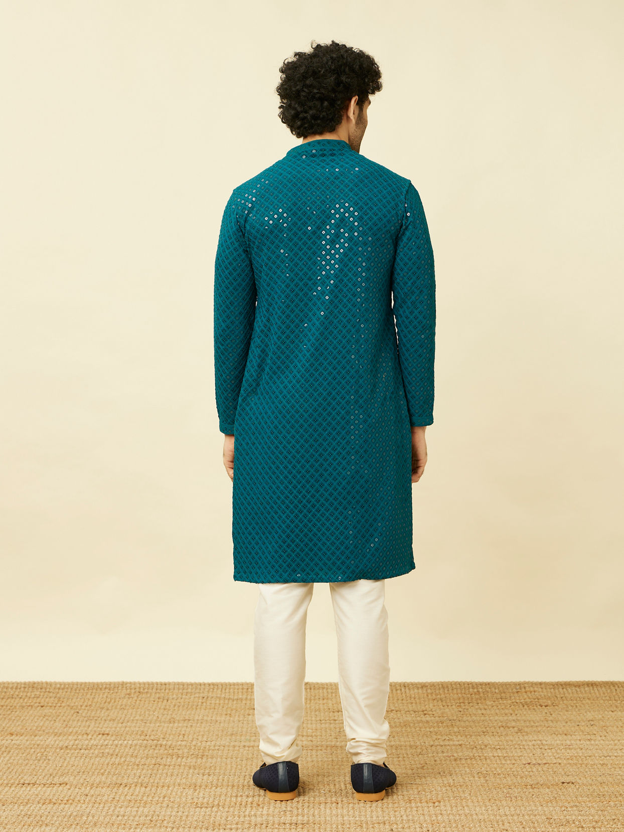 alt message - Manyavar Men Teal Blue Chikankari Patterned Kurta Set image number 5