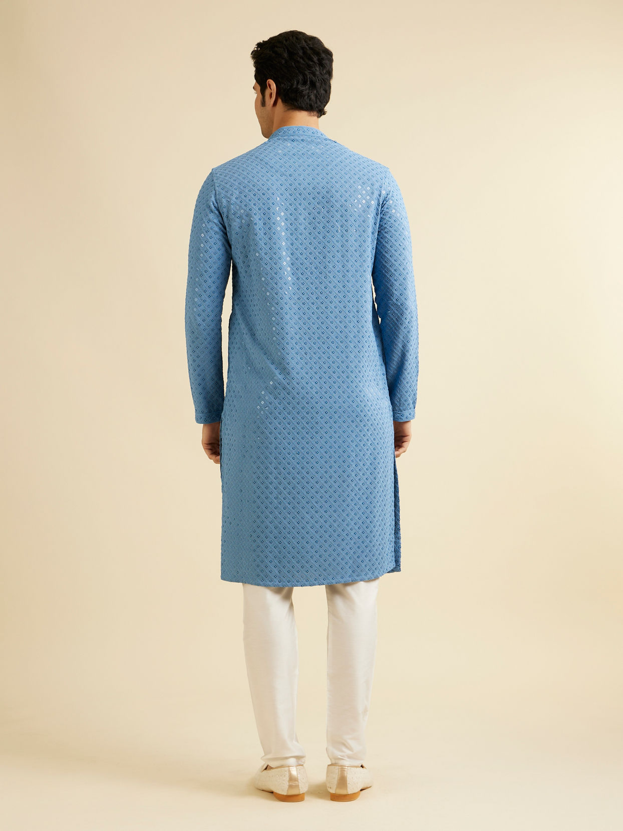 alt message - Manyavar Men Mid Blue Chikankari Embroidered Sequinned Kurta Set image number 4