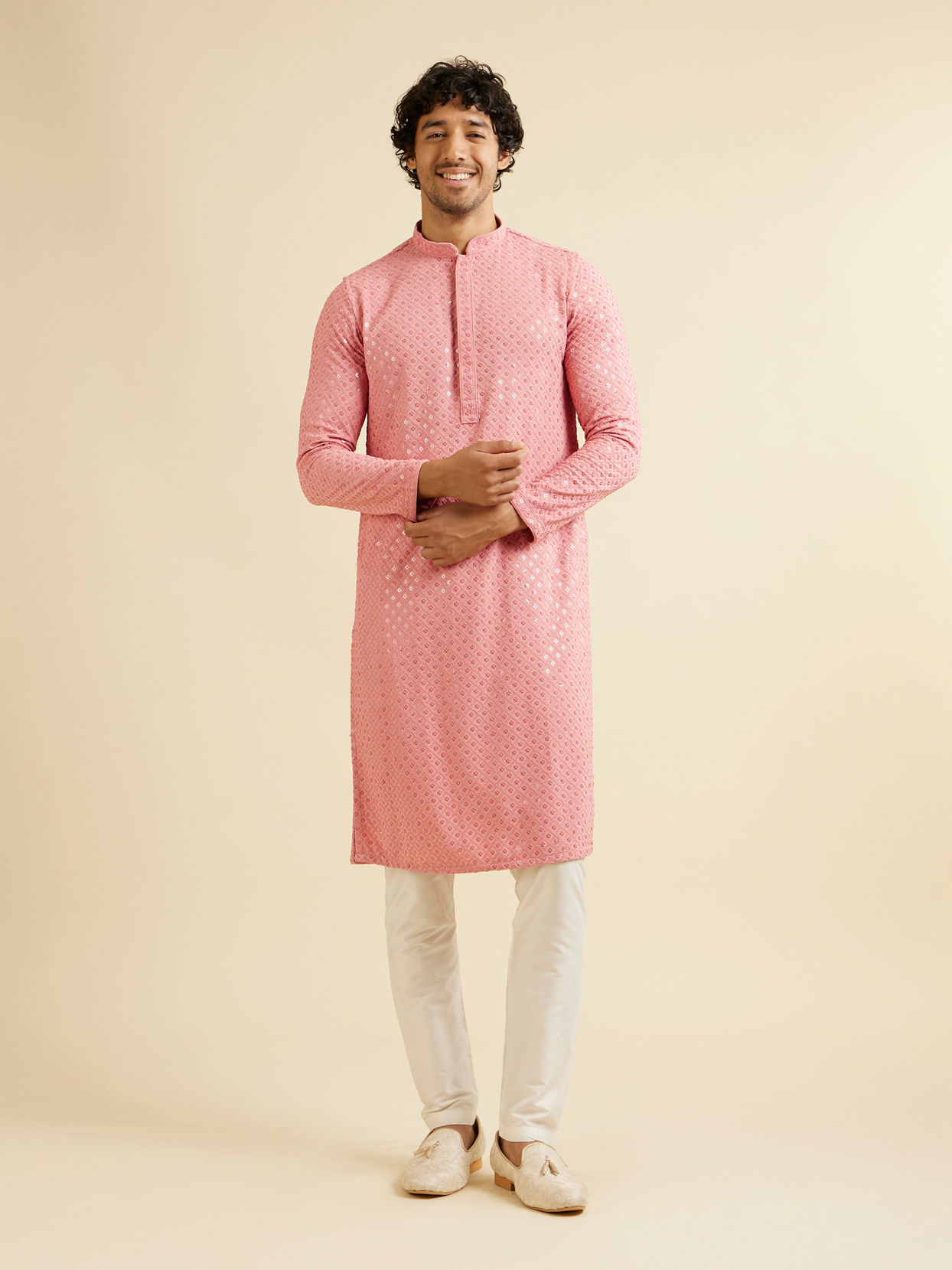 alt message - Manyavar Men Coral Pink Chikankari Embroidered Sequinned Kurta Set image number 2