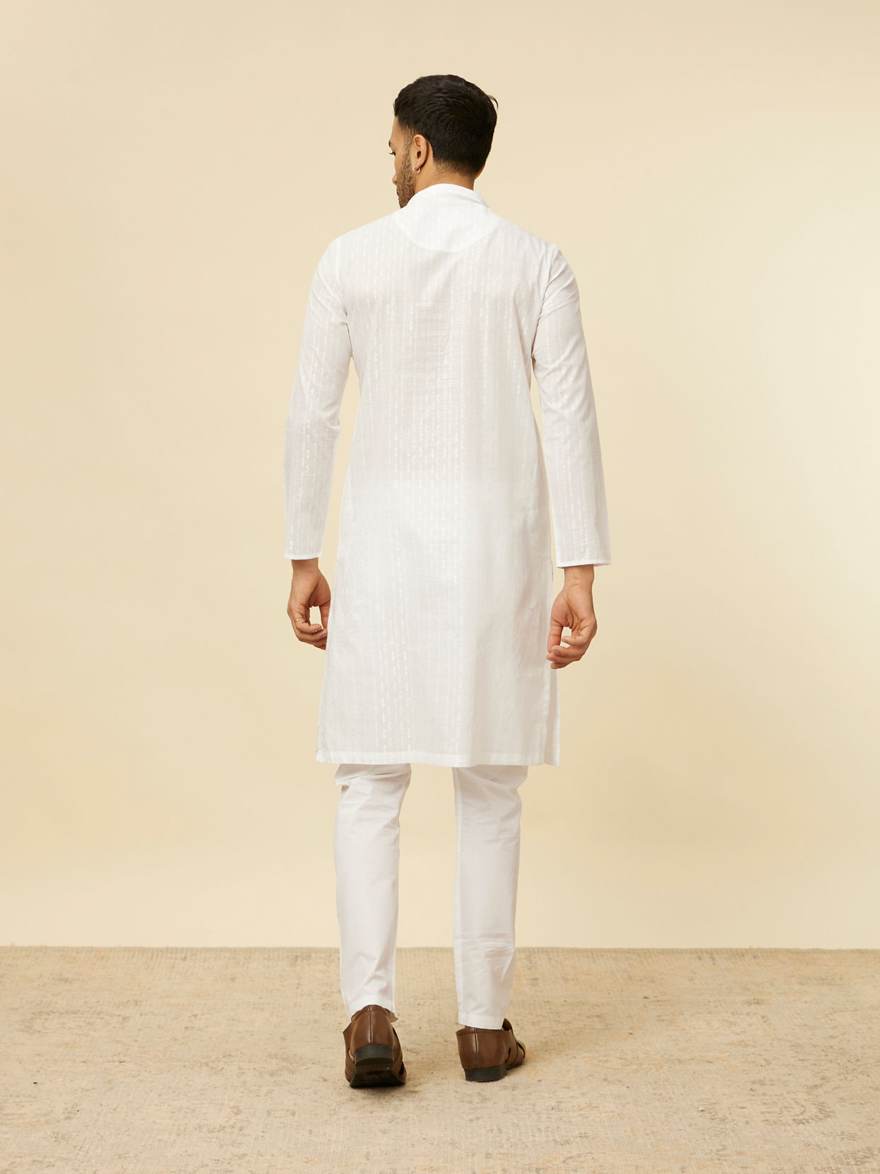 alt message - Manyavar Men White String Patterned Kurta Set image number 5