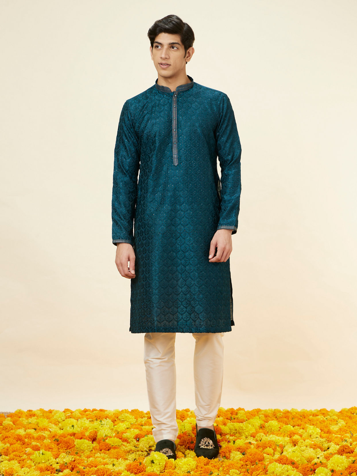 alt message - Manyavar Men Teal Blue Leaf Jaal Patterned Kurta Set image number 2