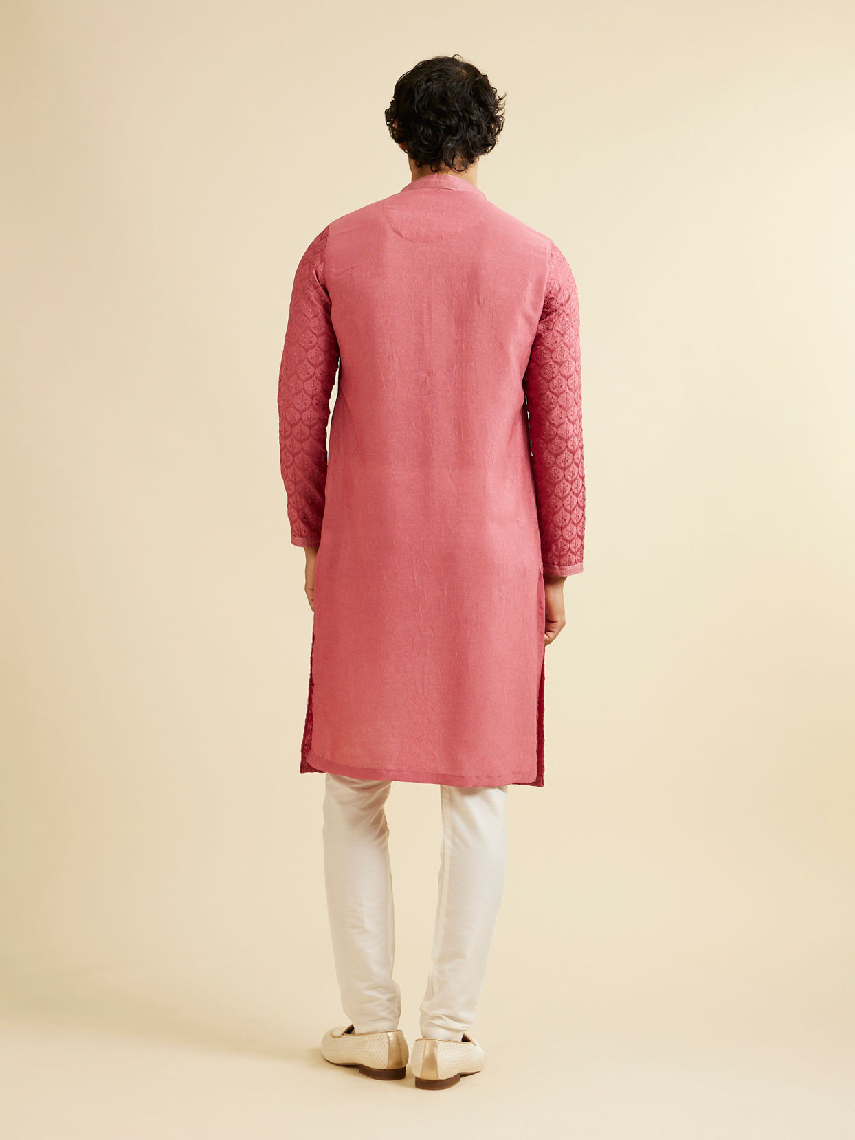 alt message - Manyavar Men Coral Red Jaal Patterned Kurta Set with Rhinestones image number 4