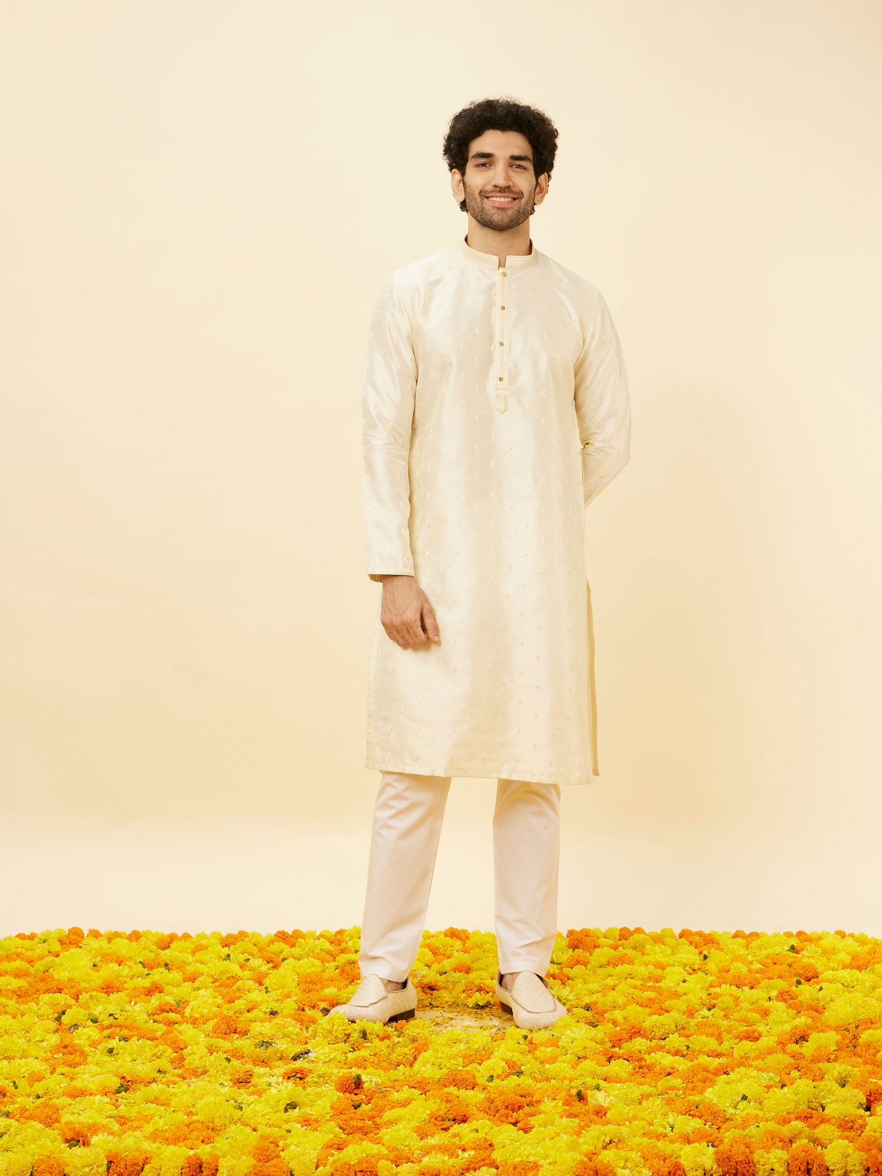 alt message - Manyavar Men Warm Cream Sequin Speckled Kurta Set image number 2