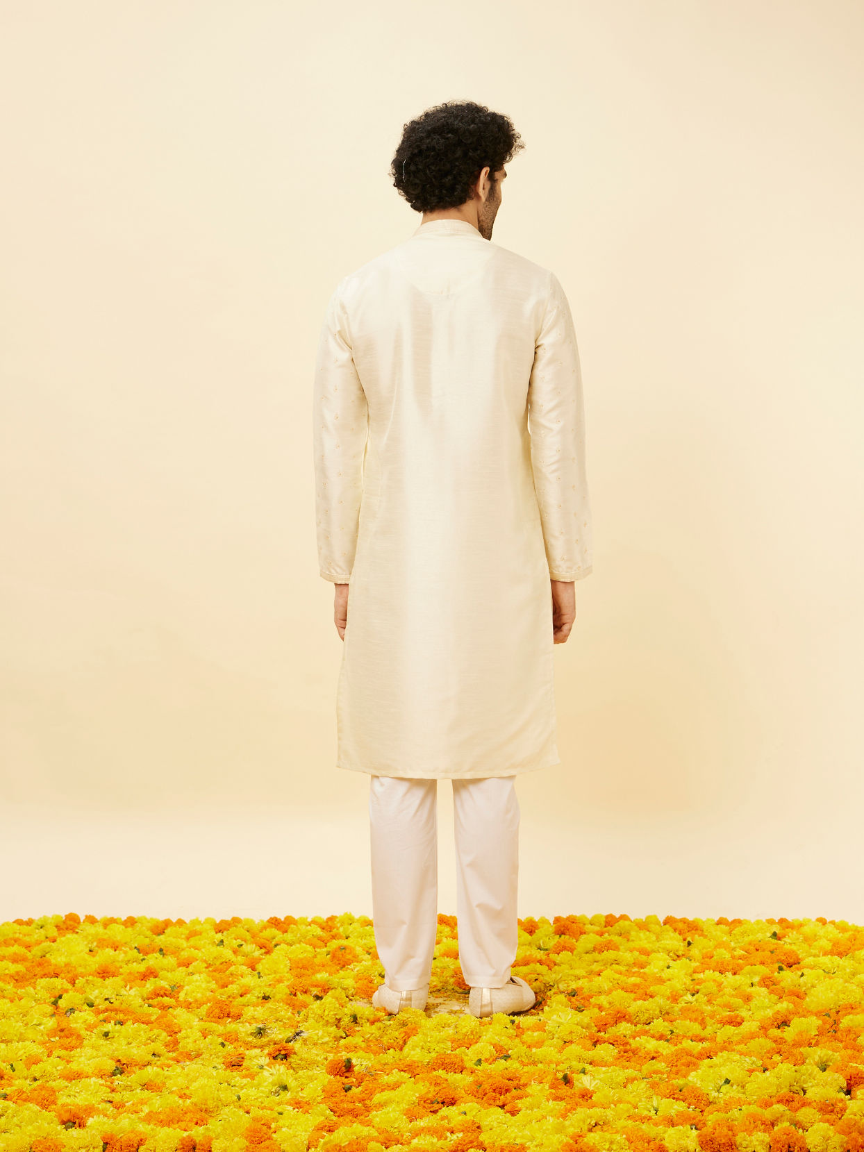 alt message - Manyavar Men Warm Cream Sequin Speckled Kurta Set image number 5