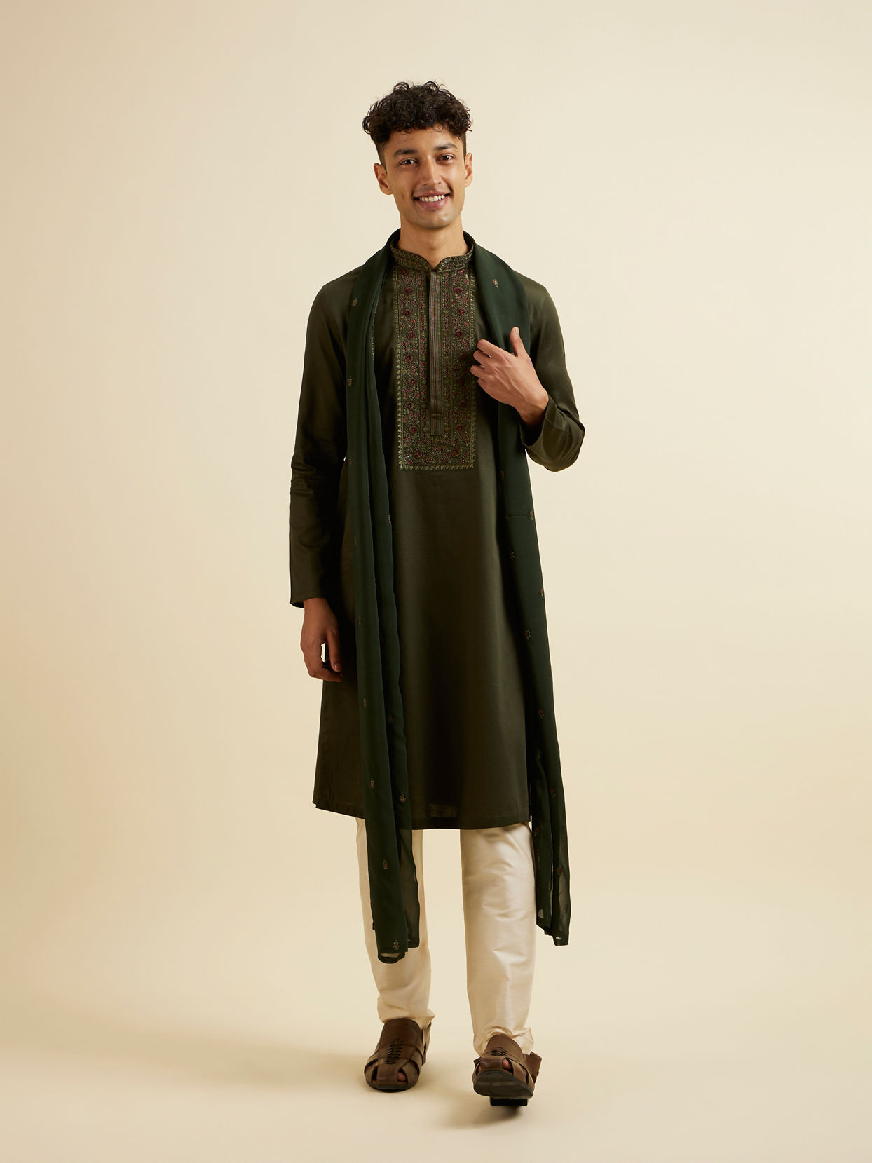 alt message - Manyavar Men Dark Blue Embroidered Kurta Set image number 2