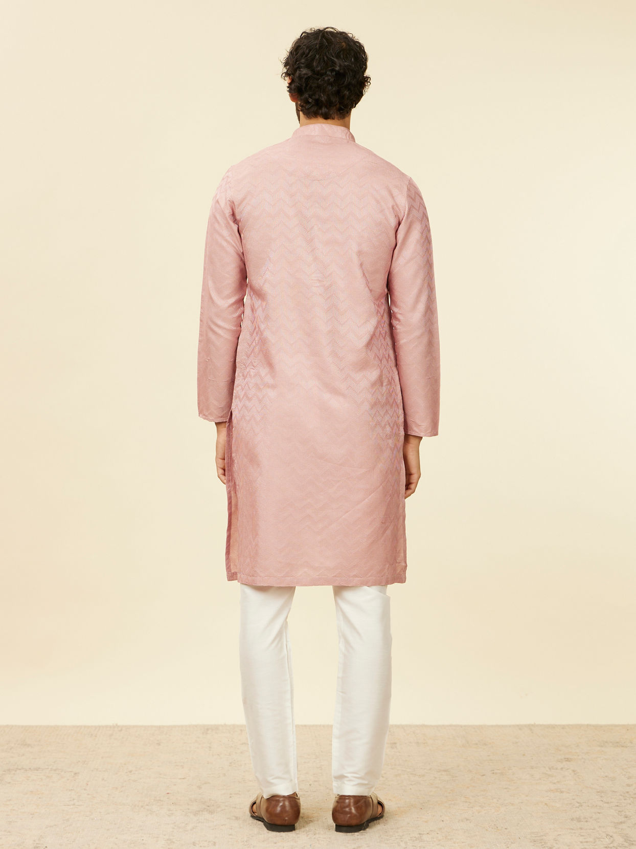 alt message - Manyavar Men Peach Chevron Patterned Kurta Set image number 4