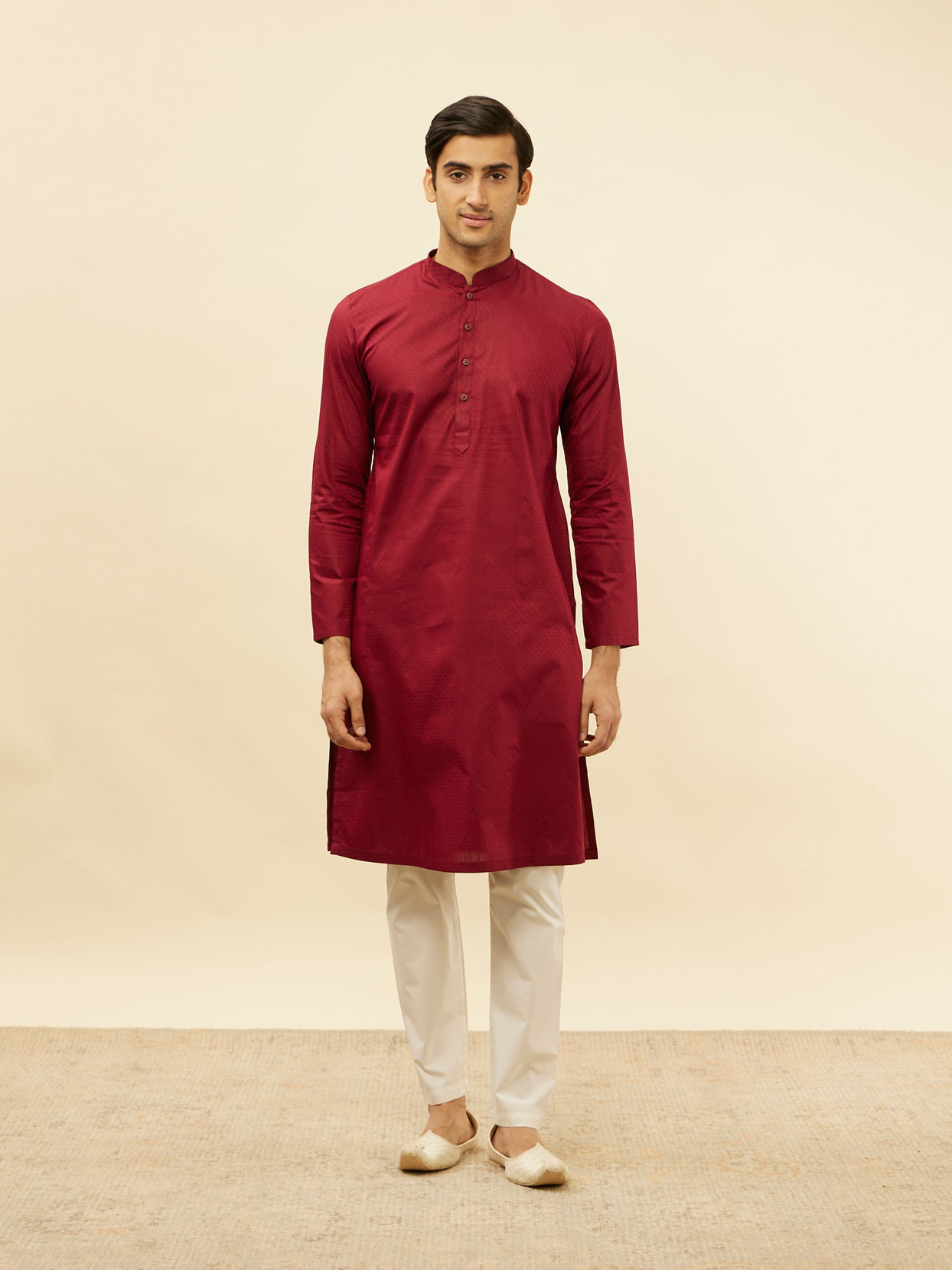 alt message - Manyavar Men Maroon Chevron Patterned Kurta Set image number 2