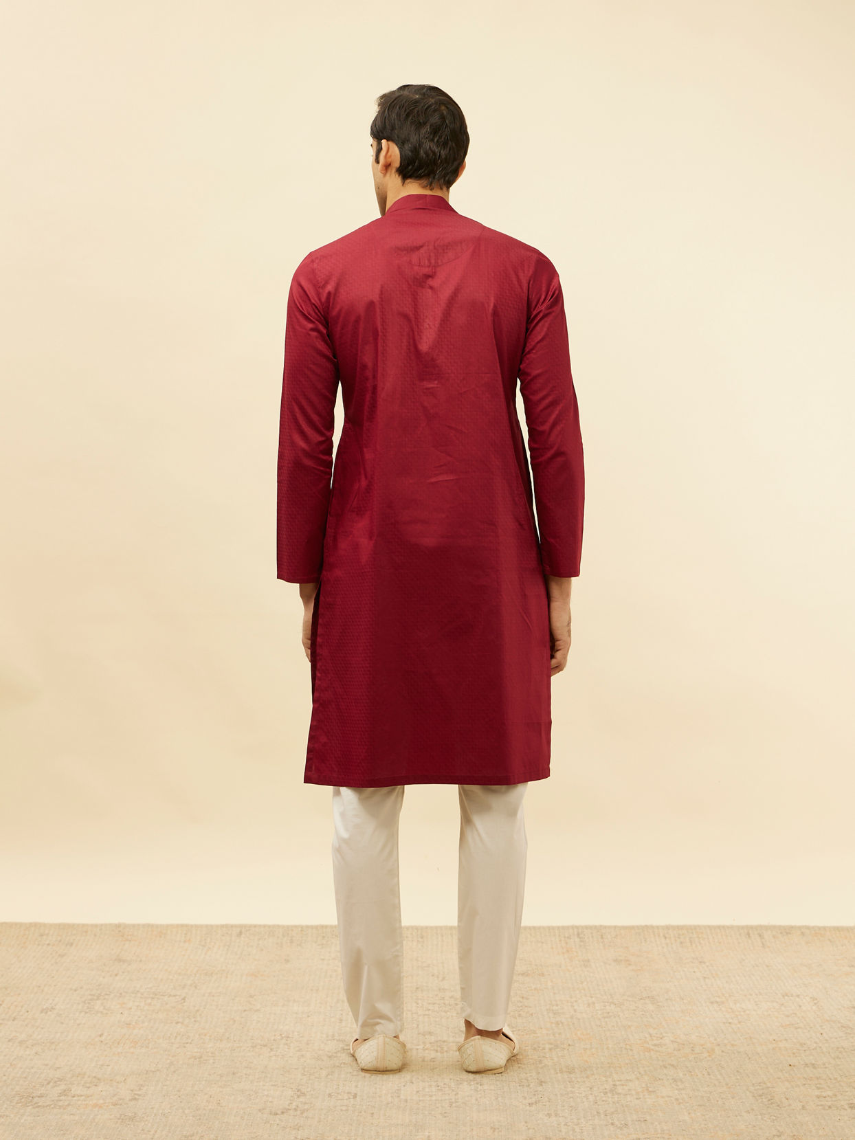 alt message - Manyavar Men Maroon Chevron Patterned Kurta Set image number 5