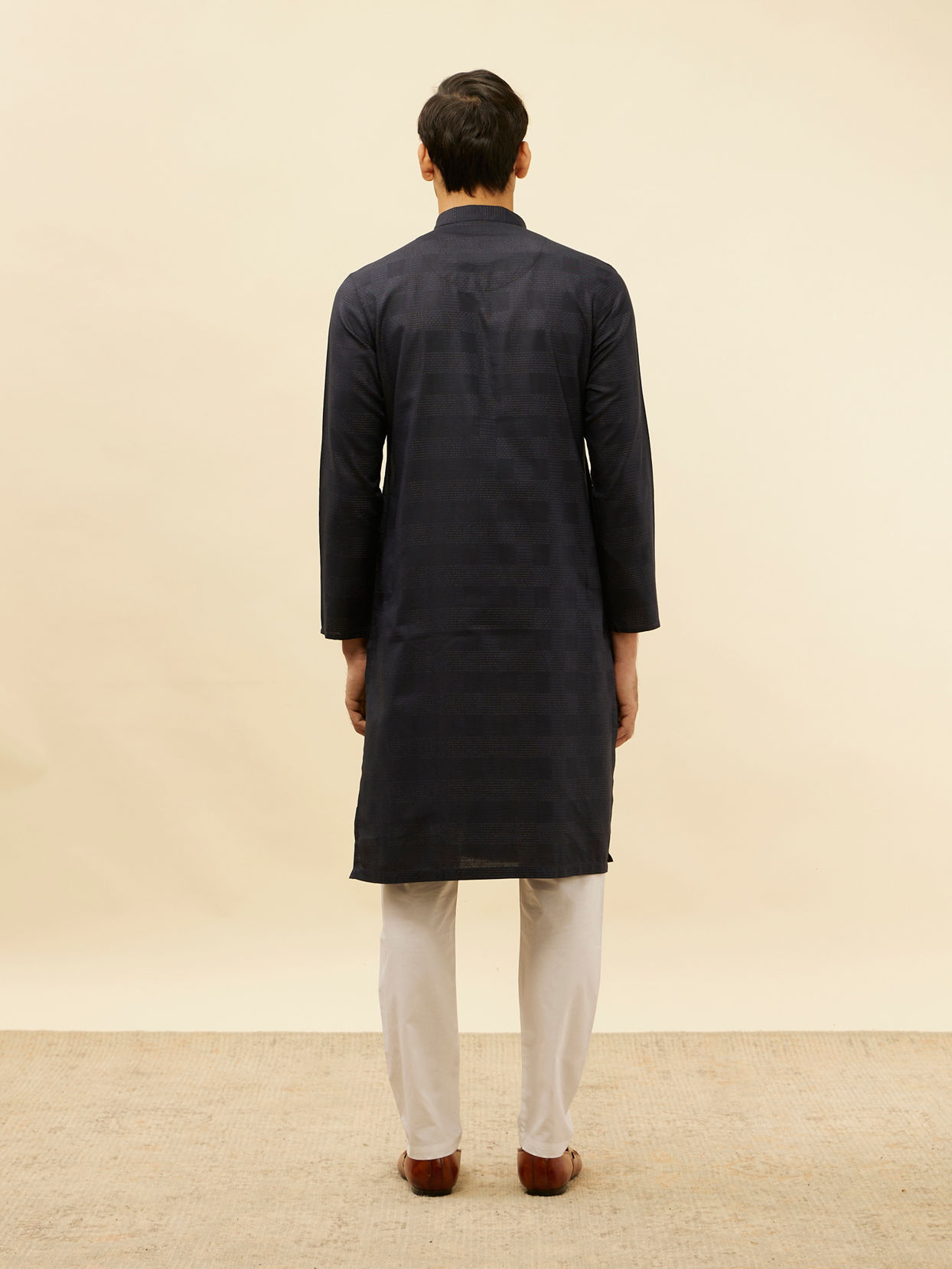 alt message - Manyavar Men Dark Blue Self Patterned Kurta Set image number 5