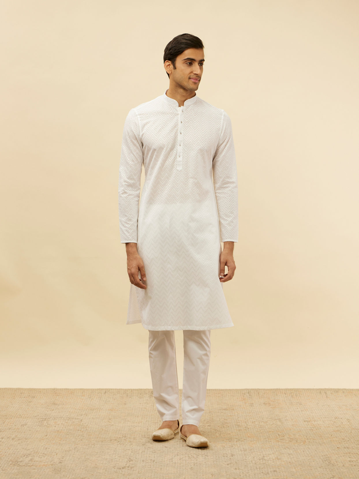 alt message - Manyavar Men Bright White Chevron Patterned Kurta Set image number 2