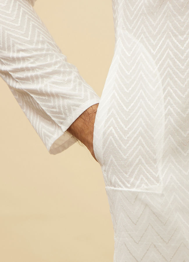 alt message - Manyavar Men Bright White Chevron Patterned Kurta Set image number 3