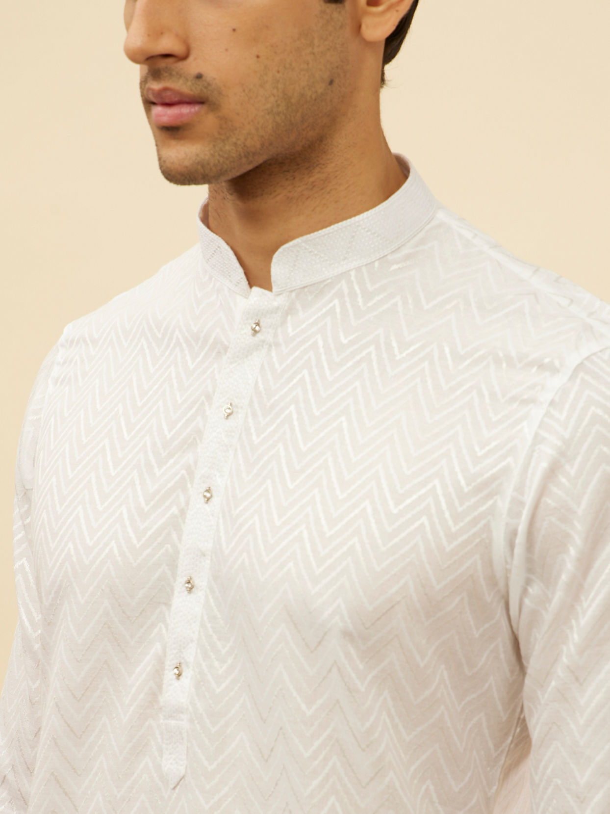 alt message - Manyavar Men Bright White Chevron Patterned Kurta Set image number 1