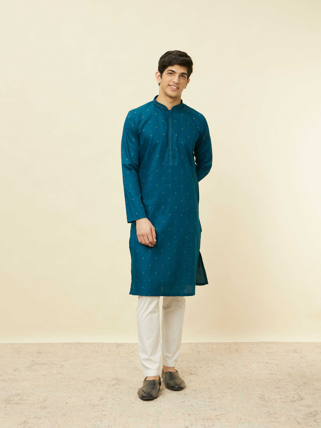 alt message - Manyavar Men Sapphire Blue Checkered Kurta Set image number 2