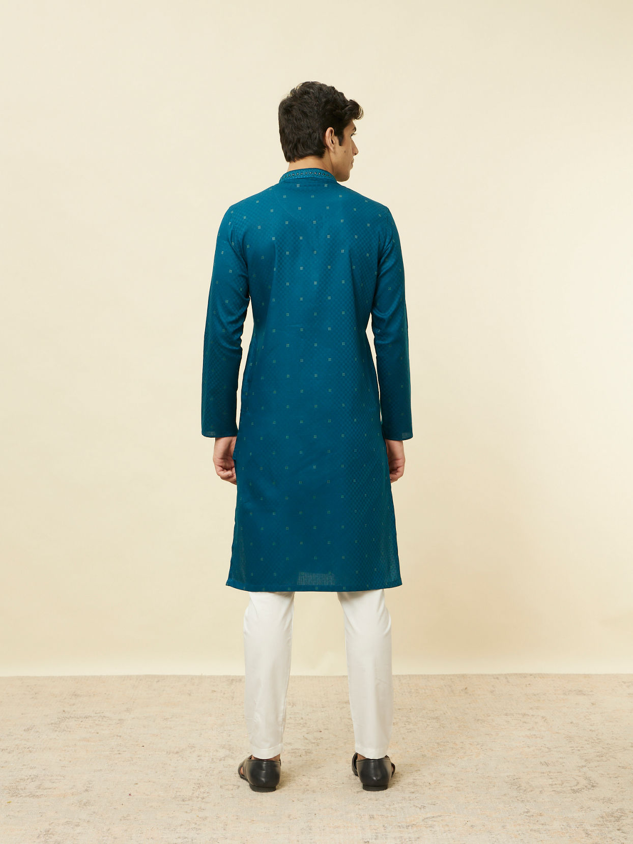 alt message - Manyavar Men Sapphire Blue Checkered Kurta Set image number 5