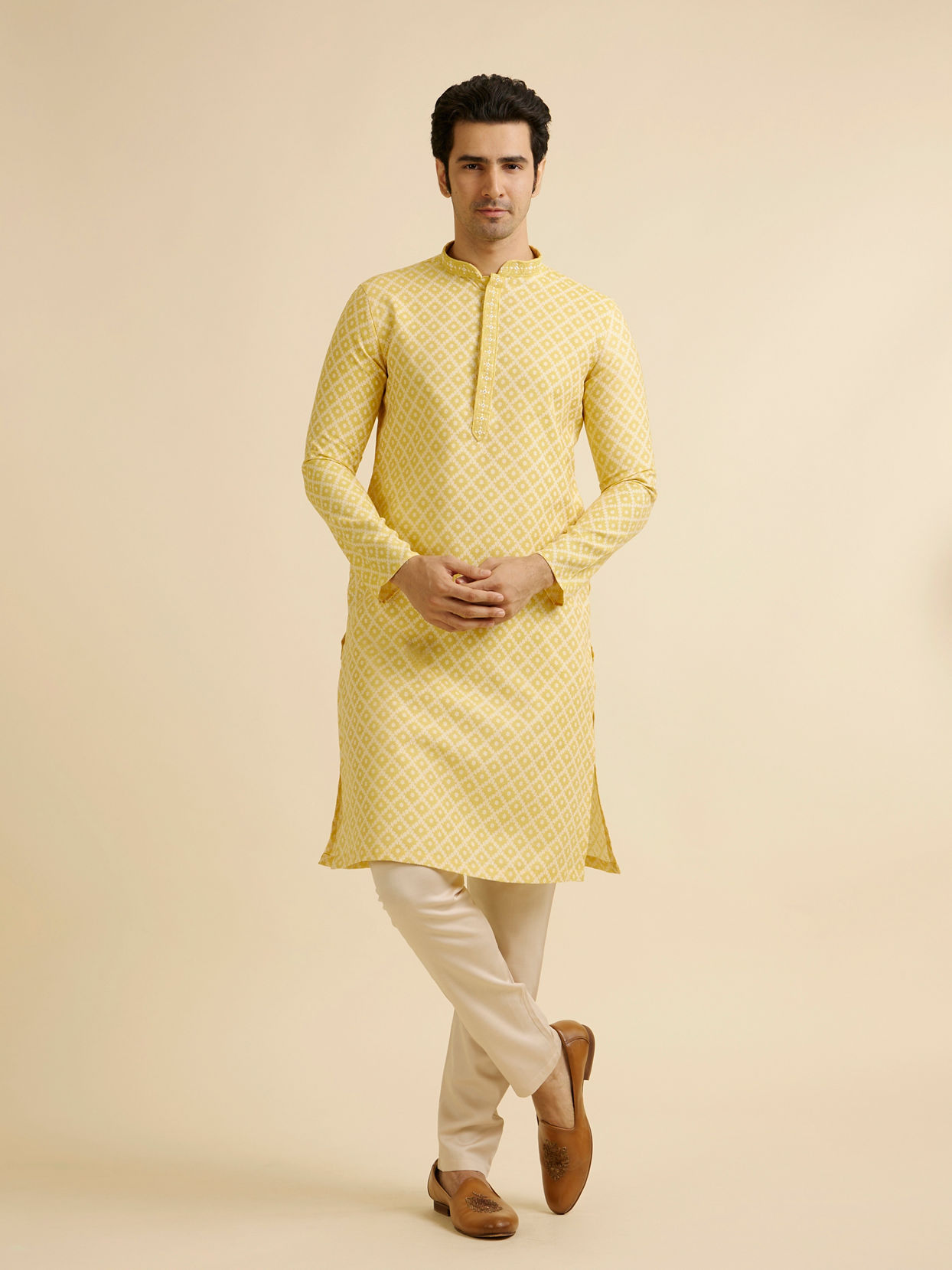 alt message - Manyavar Men Yellow Grid Patterned Kurta Set image number 2