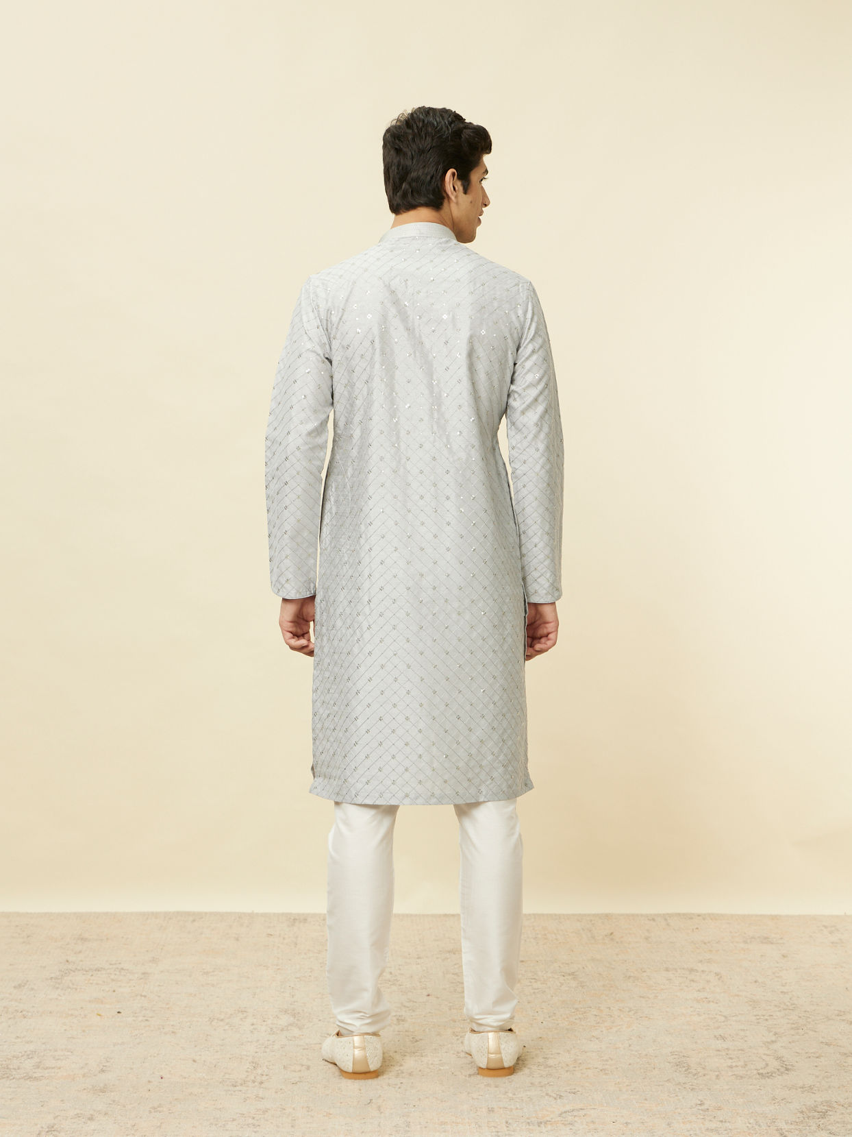 alt message - Manyavar Men Glacier Grey Sequined Patterned Kurta Set image number 4