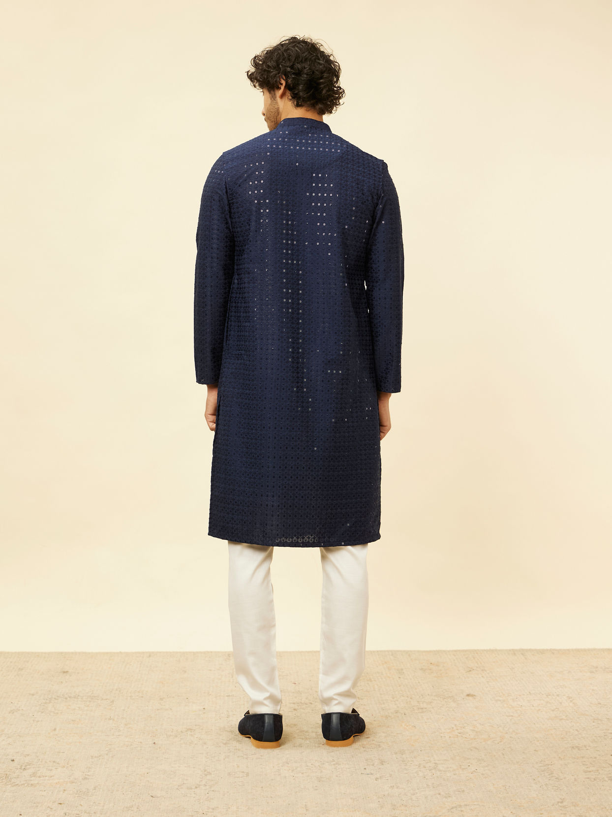 alt message - Manyavar Men Sapphire Blue Chikankari Sequinned Kurta Set image number 5