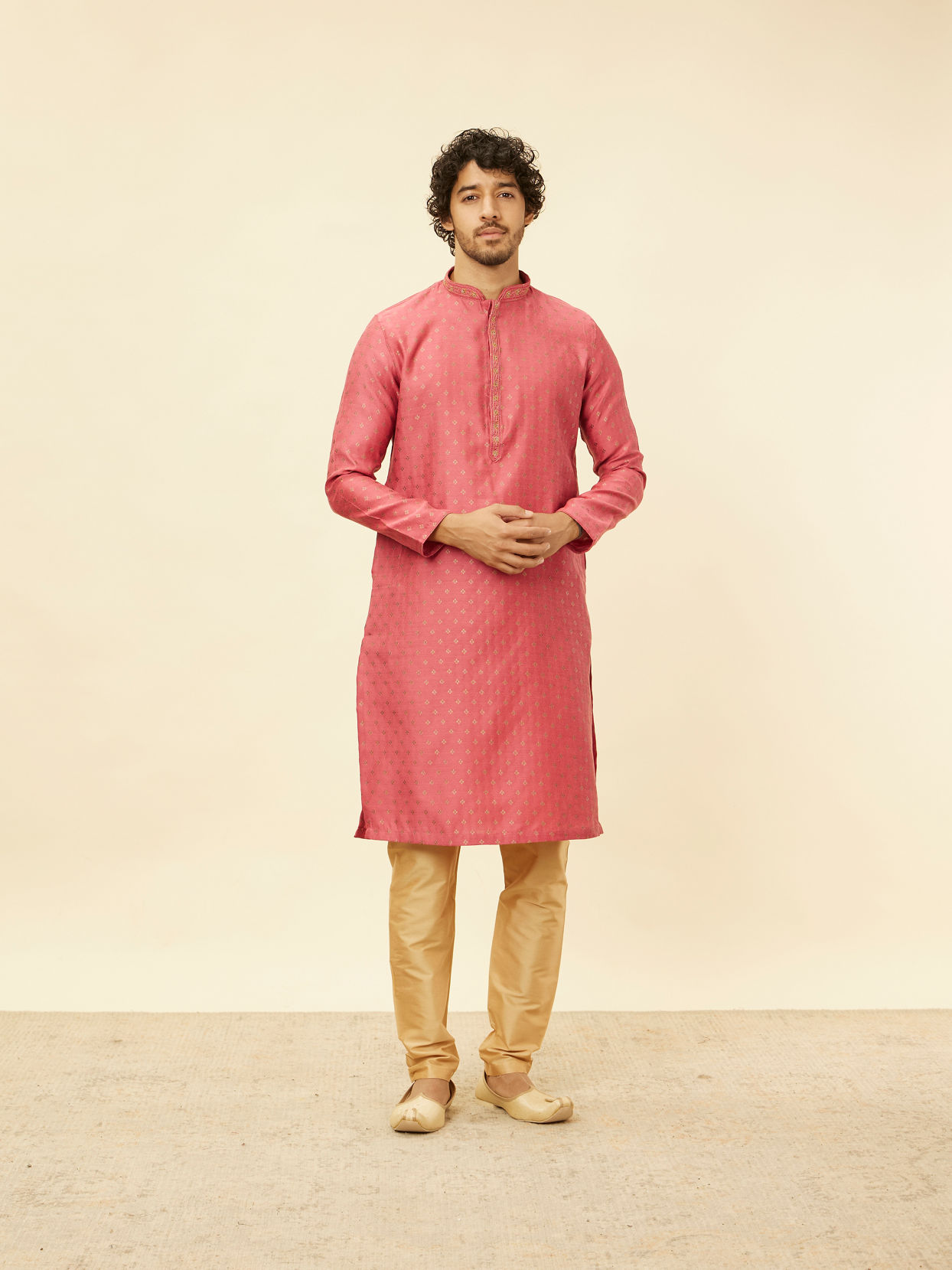 alt message - Manyavar Men Rouge Red Floral Buta Patterned Kurta Set image number 2