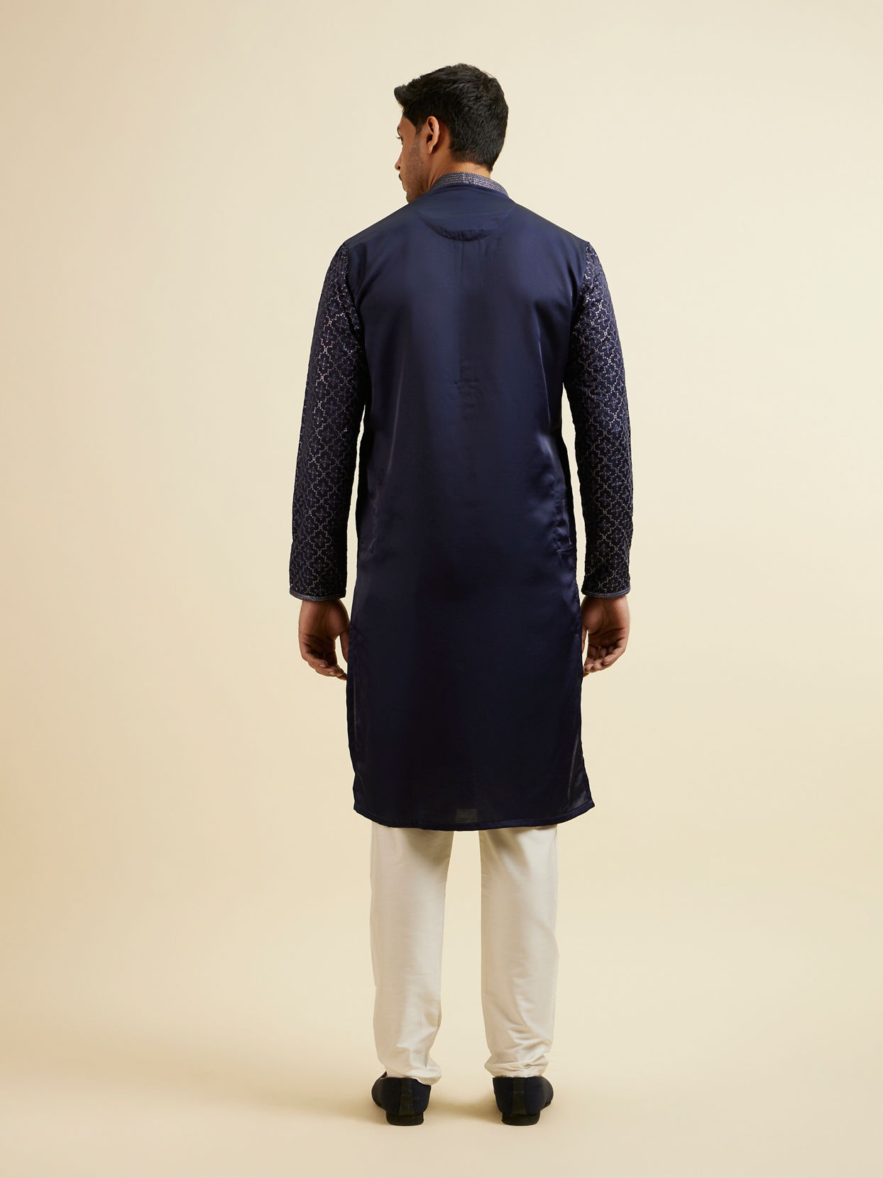 alt message - Manyavar Men Dark Blue Jaal Patterned Kurta Set image number 4