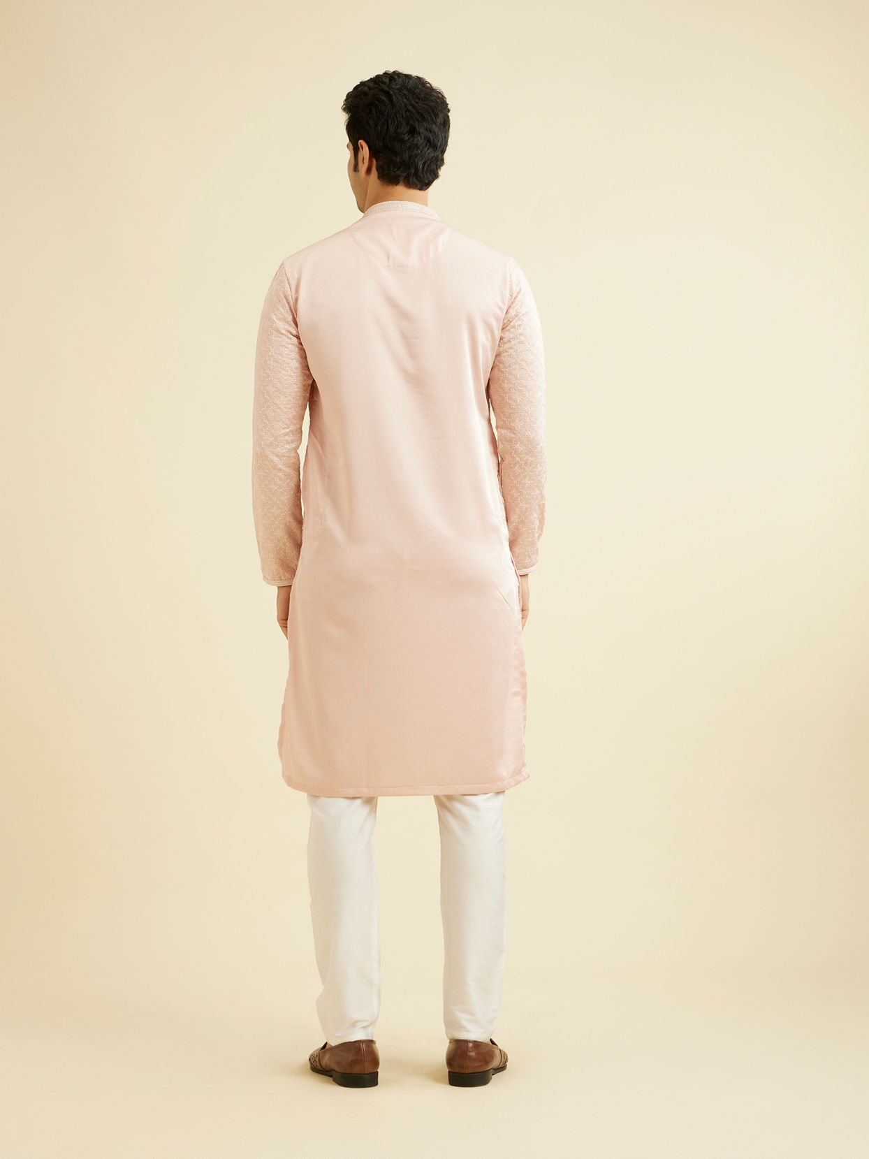 alt message - Manyavar Men Baby Pink Jaal Patterned Kurta Set image number 5