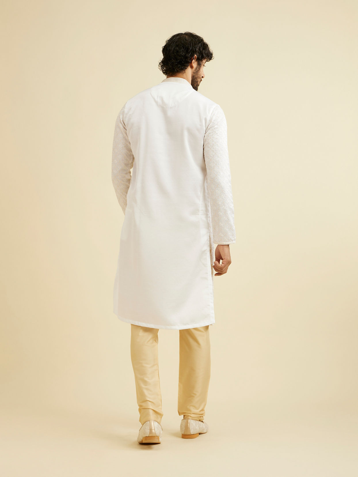 alt message - Manyavar Men Warm White Jaal Patterned Kurta Set image number 5