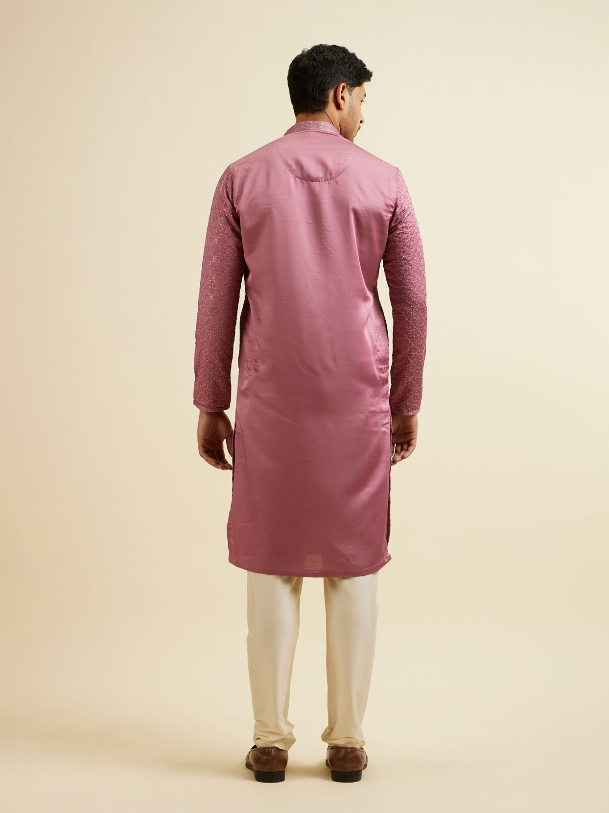 alt message - Manyavar Men Dusty Pink Jaal Patterned Kurta Set image number 4